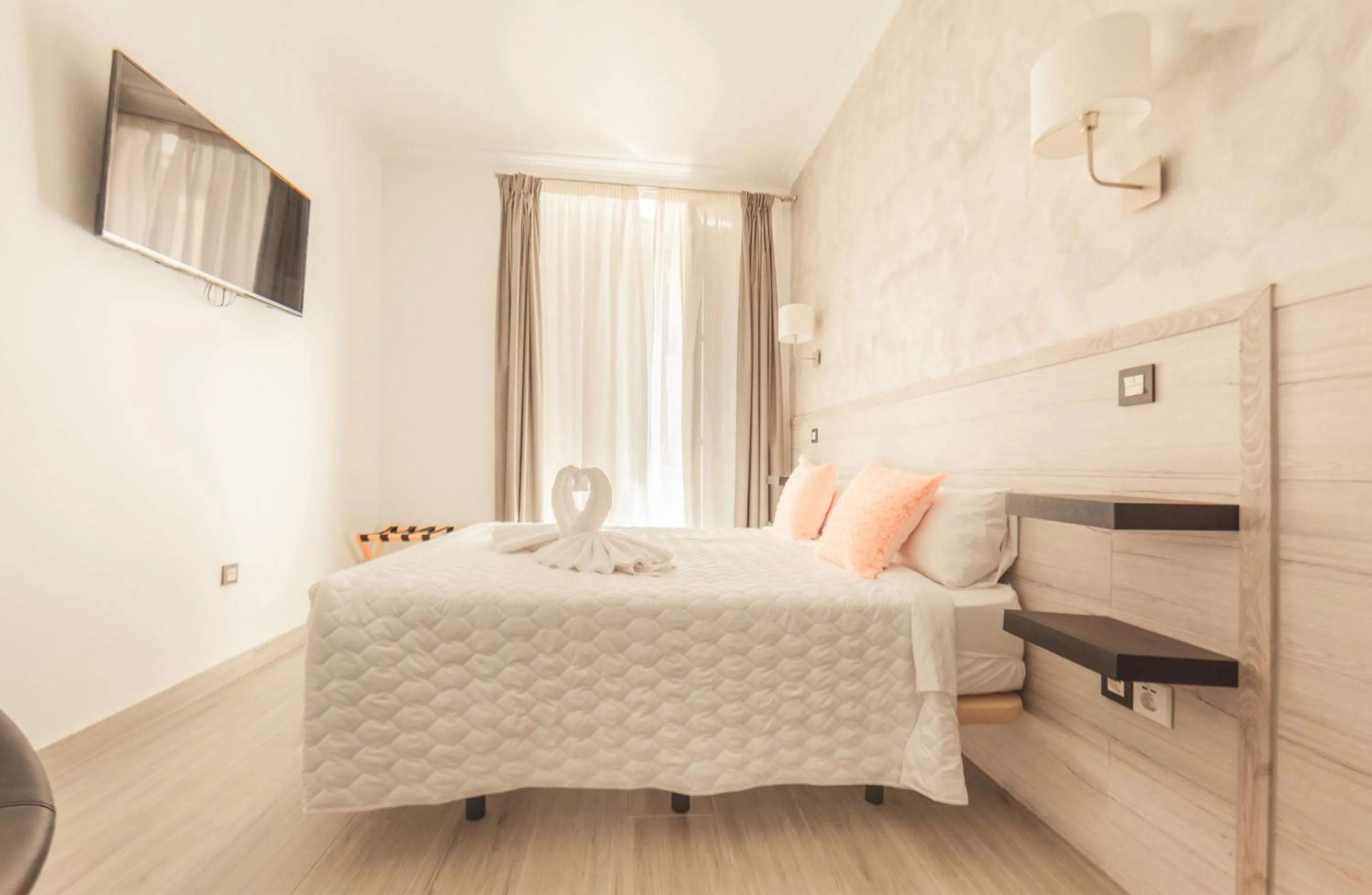 Superior Double Room with Balcony in Hostal Pio Centro