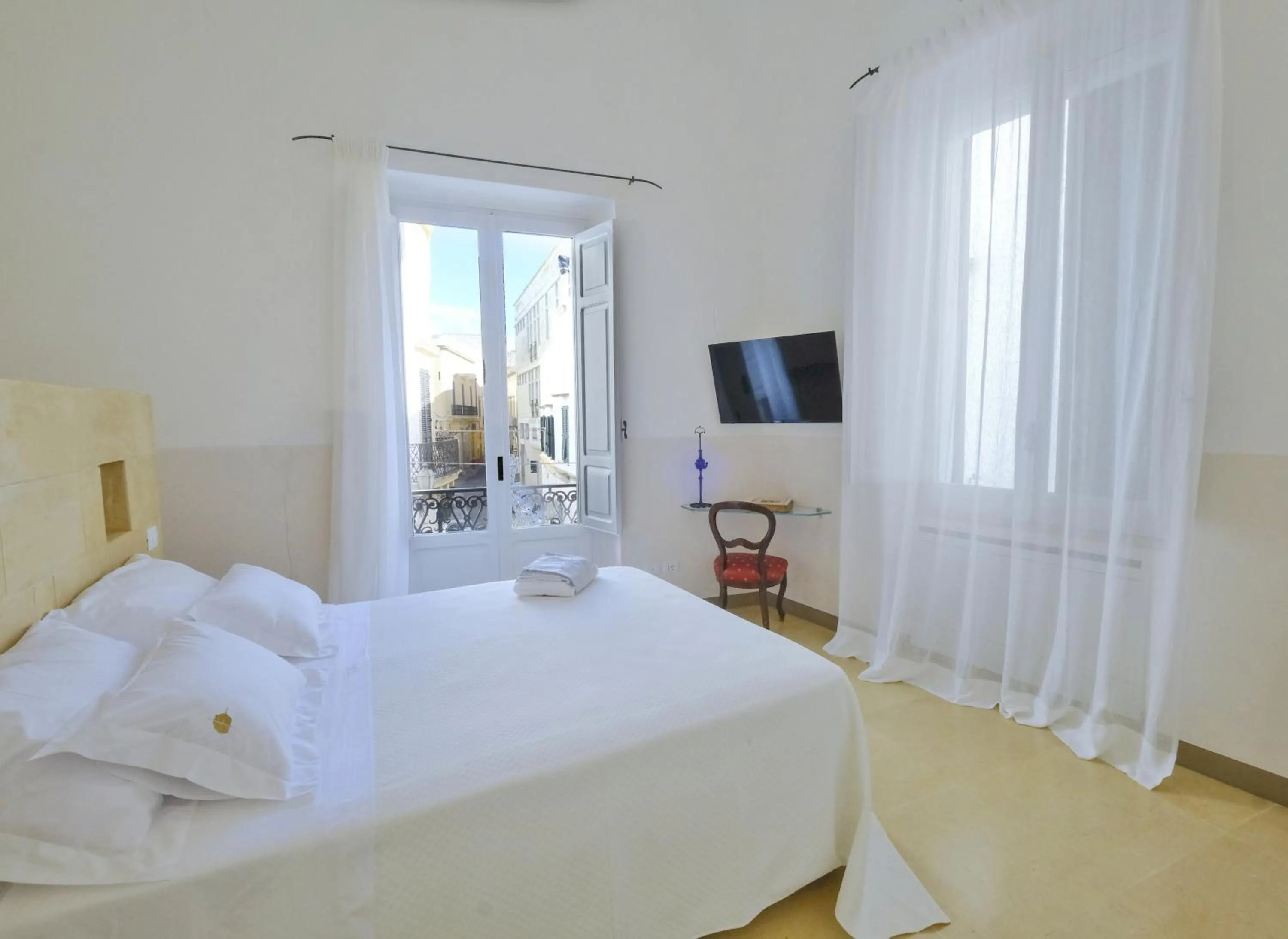 Photo of the whole room, Bed in Pascaraymondo Suite Palace