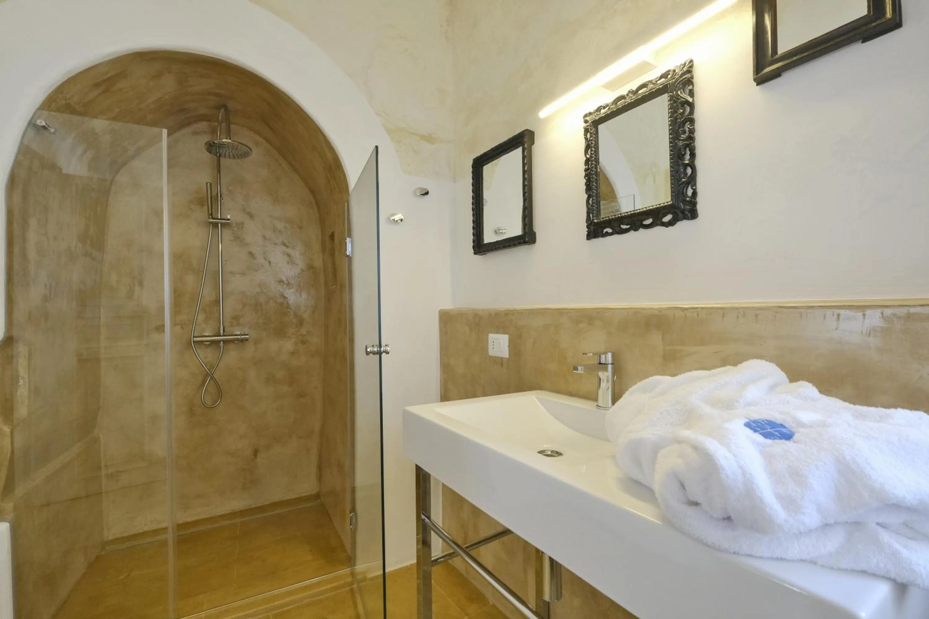 Bathroom in Pascaraymondo Suite Palace