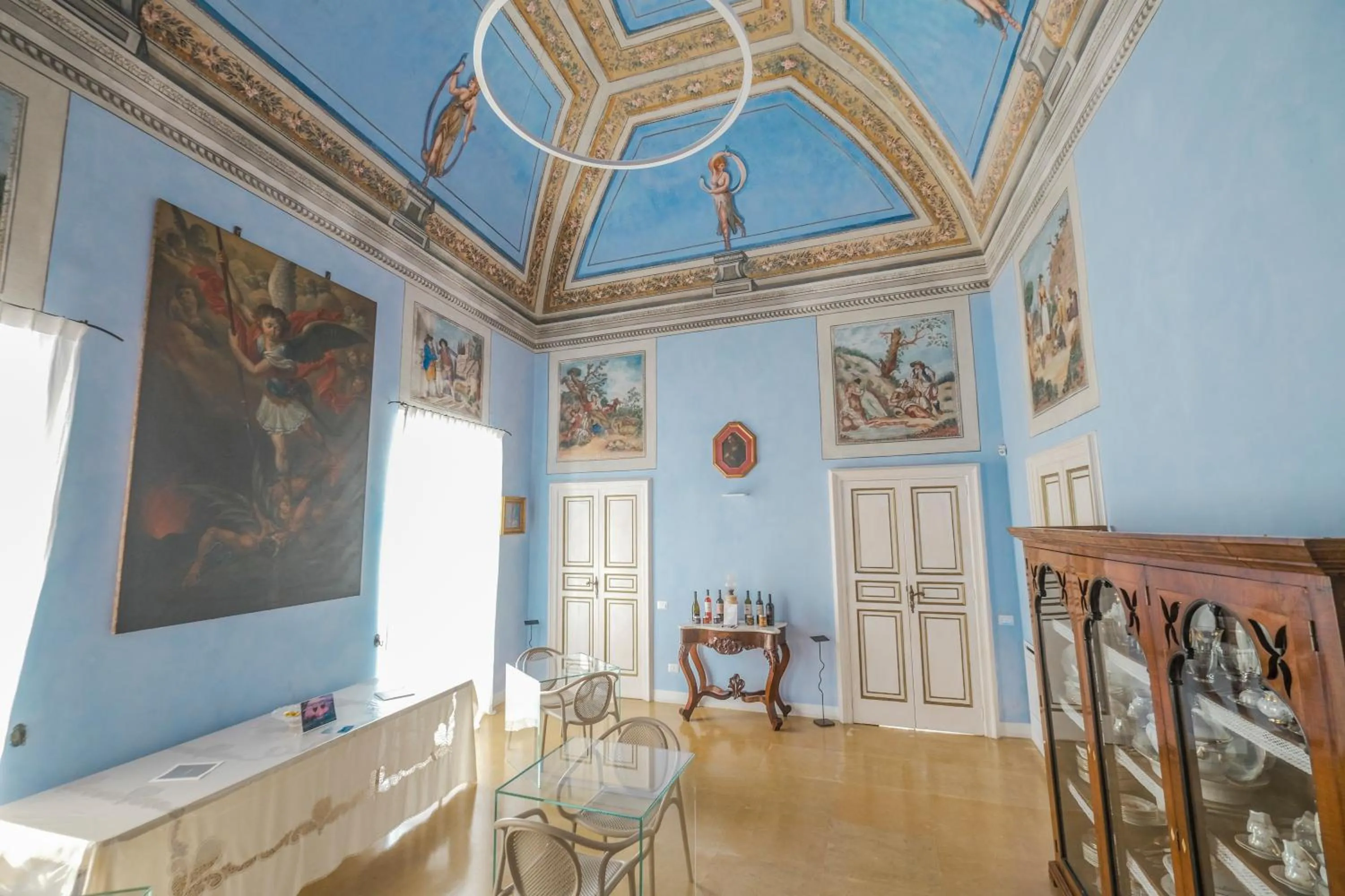 Communal lounge/ TV room in Pascaraymondo Suite Palace