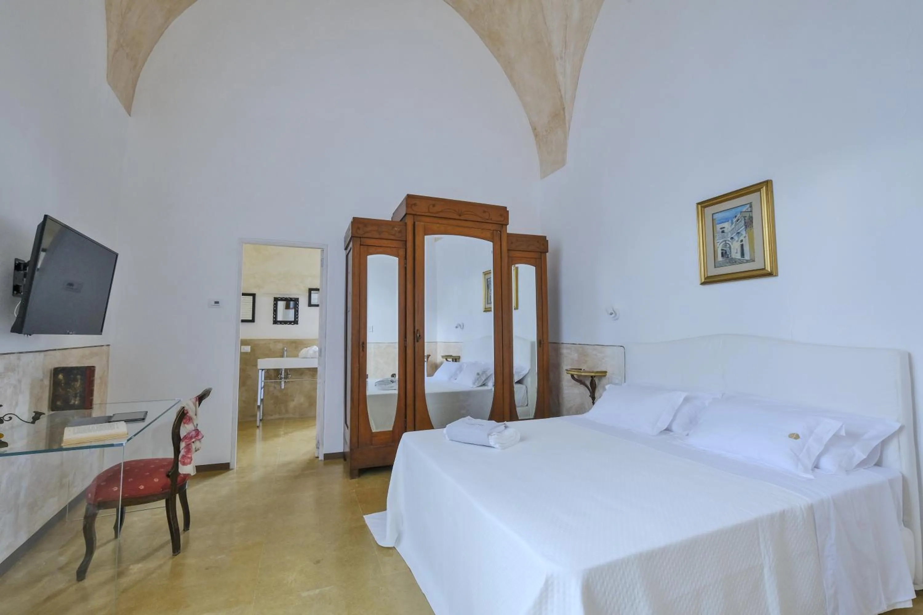 Photo of the whole room, Bed in Pascaraymondo Suite Palace