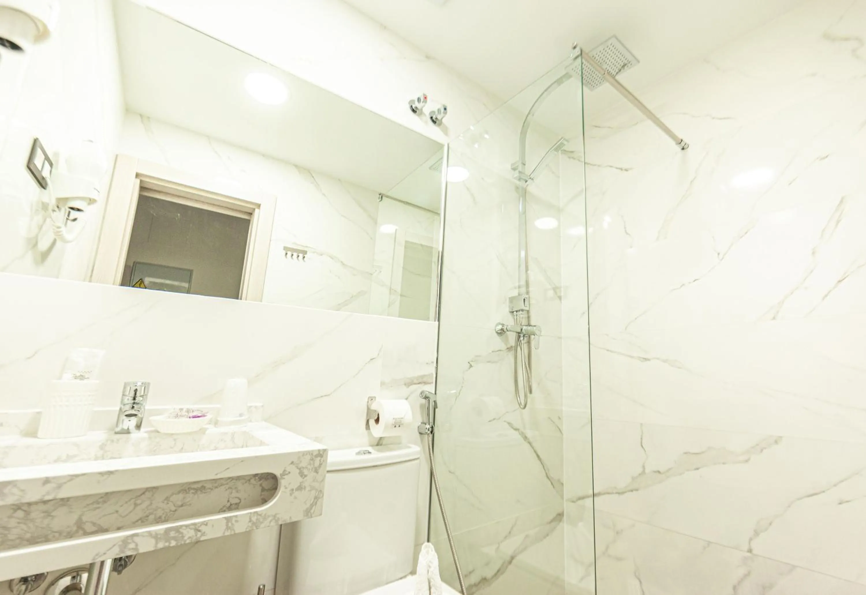 Shower in Atocha28
