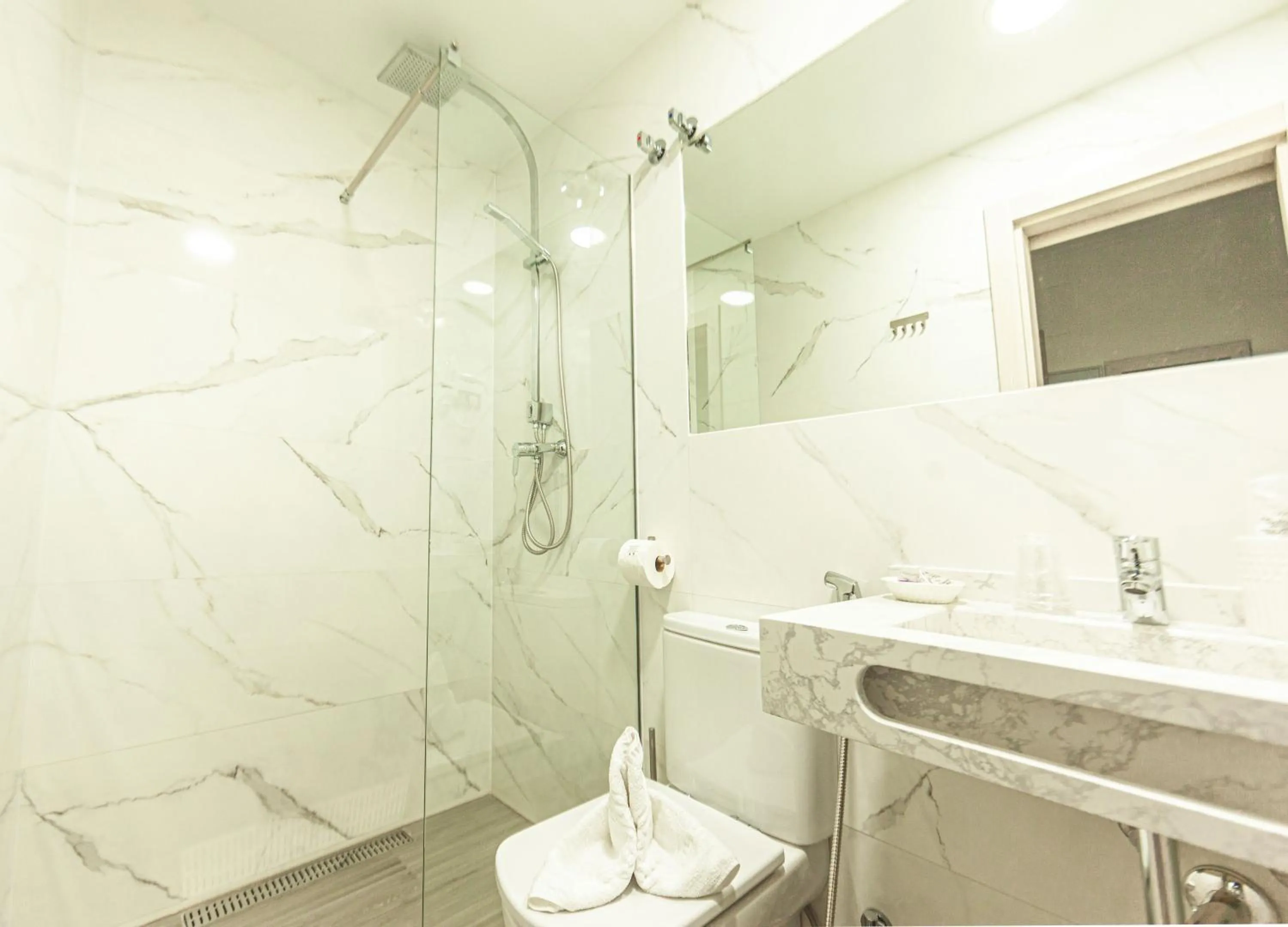 Shower in Atocha28