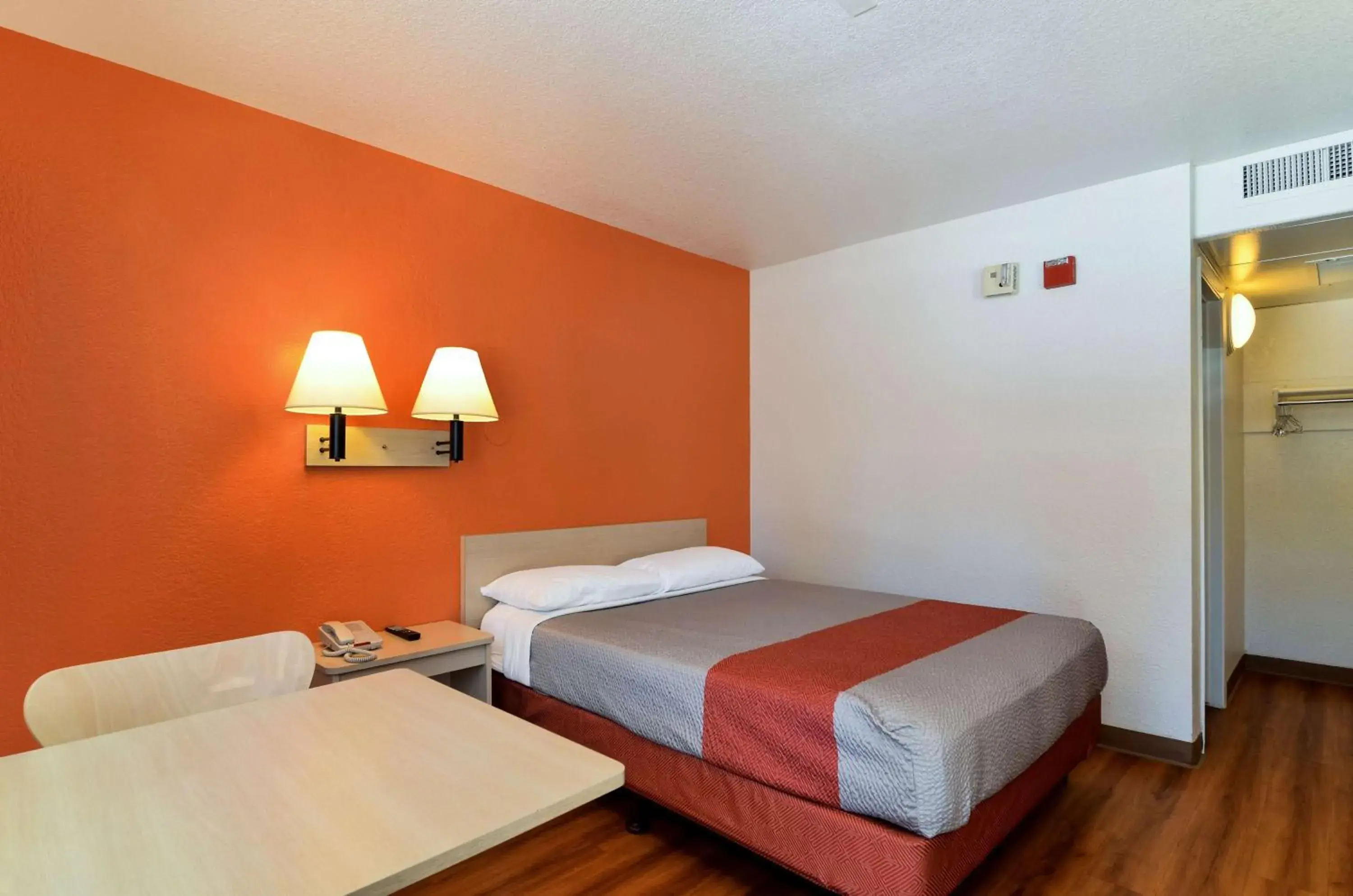 Queen Room in Motel 6-Big Bear Lake, CA Queen Room in Motel 6-Big Bear Lake, CA