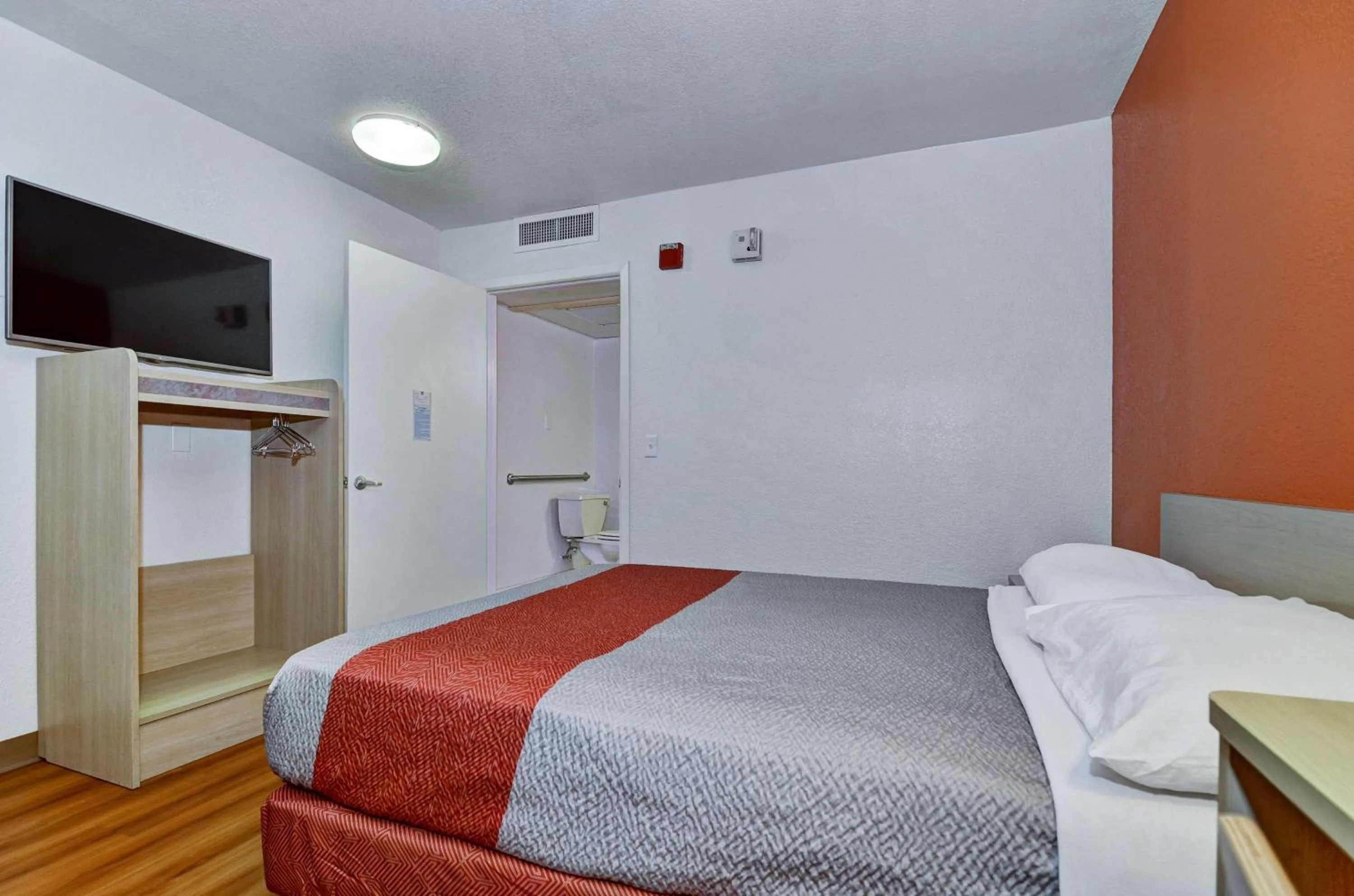 TV and multimedia, Bed in Motel 6-Big Bear Lake, CA