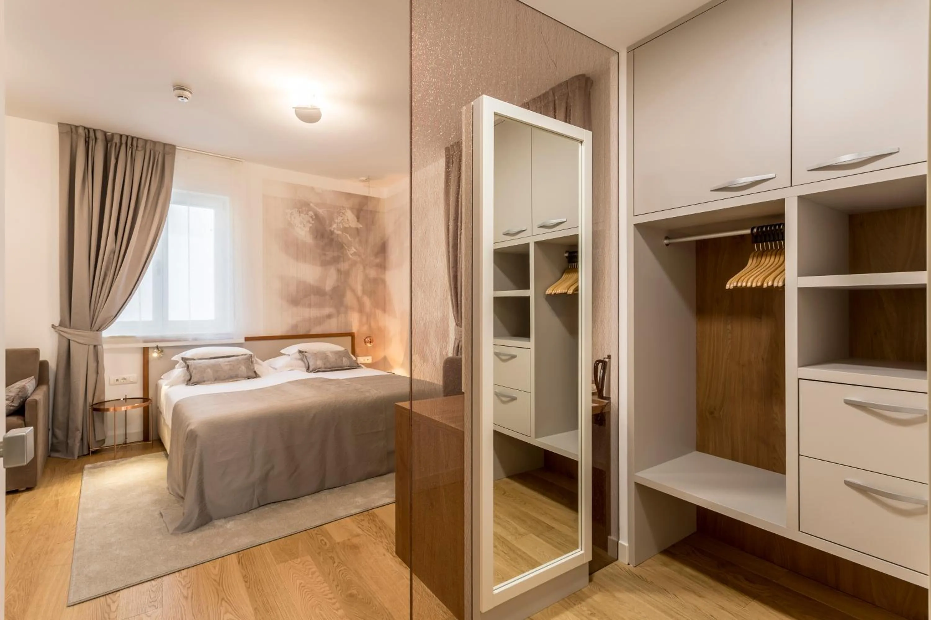 Photo of the whole room, Bed in Residence Stine