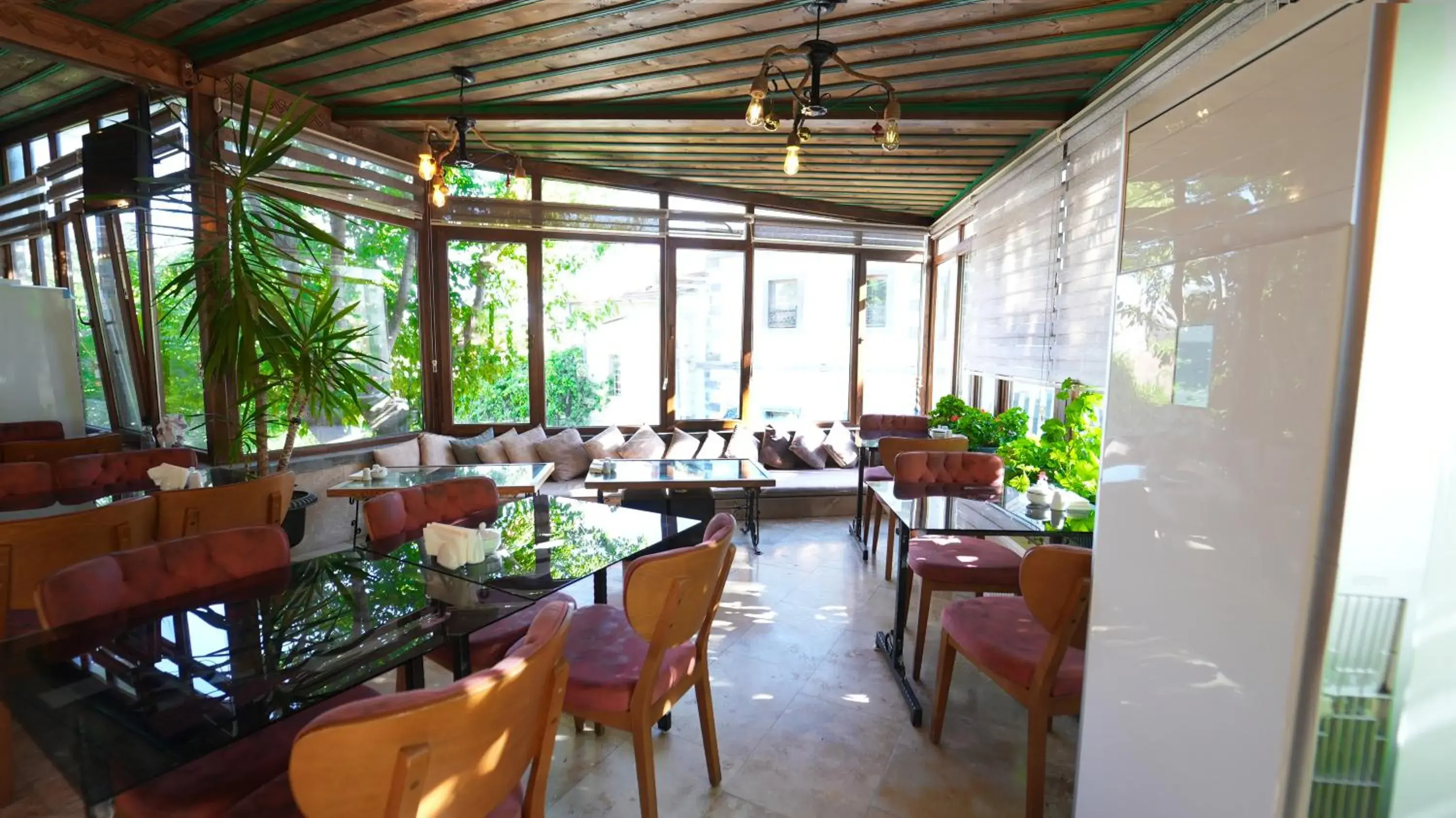 Restaurant/places to eat in Grand Elite Cave Suites Restaurant/places to eat in Grand Elite Cave Suites