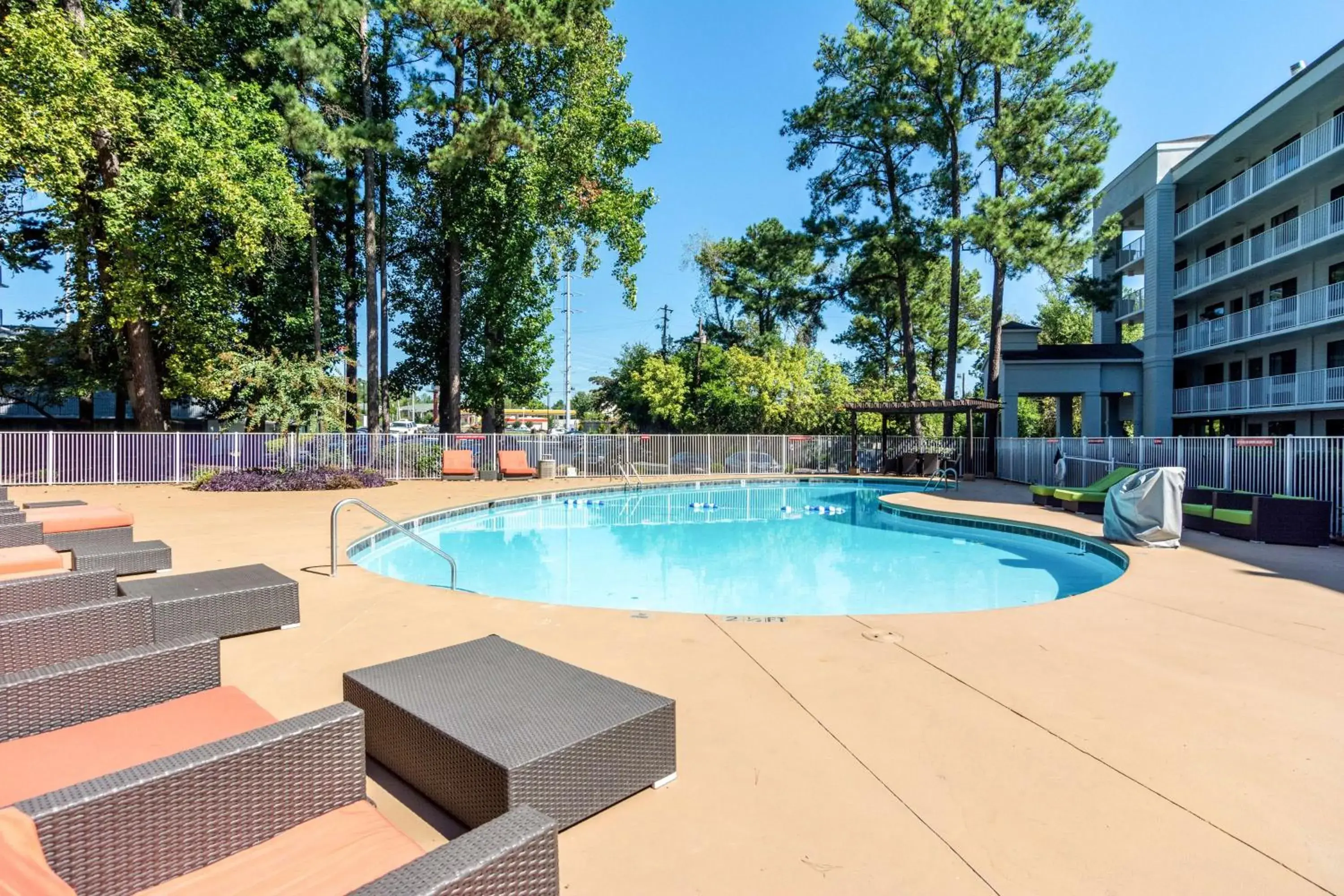Day, Swimming Pool in Motel 6-Marietta, GA - Atlanta Northwest