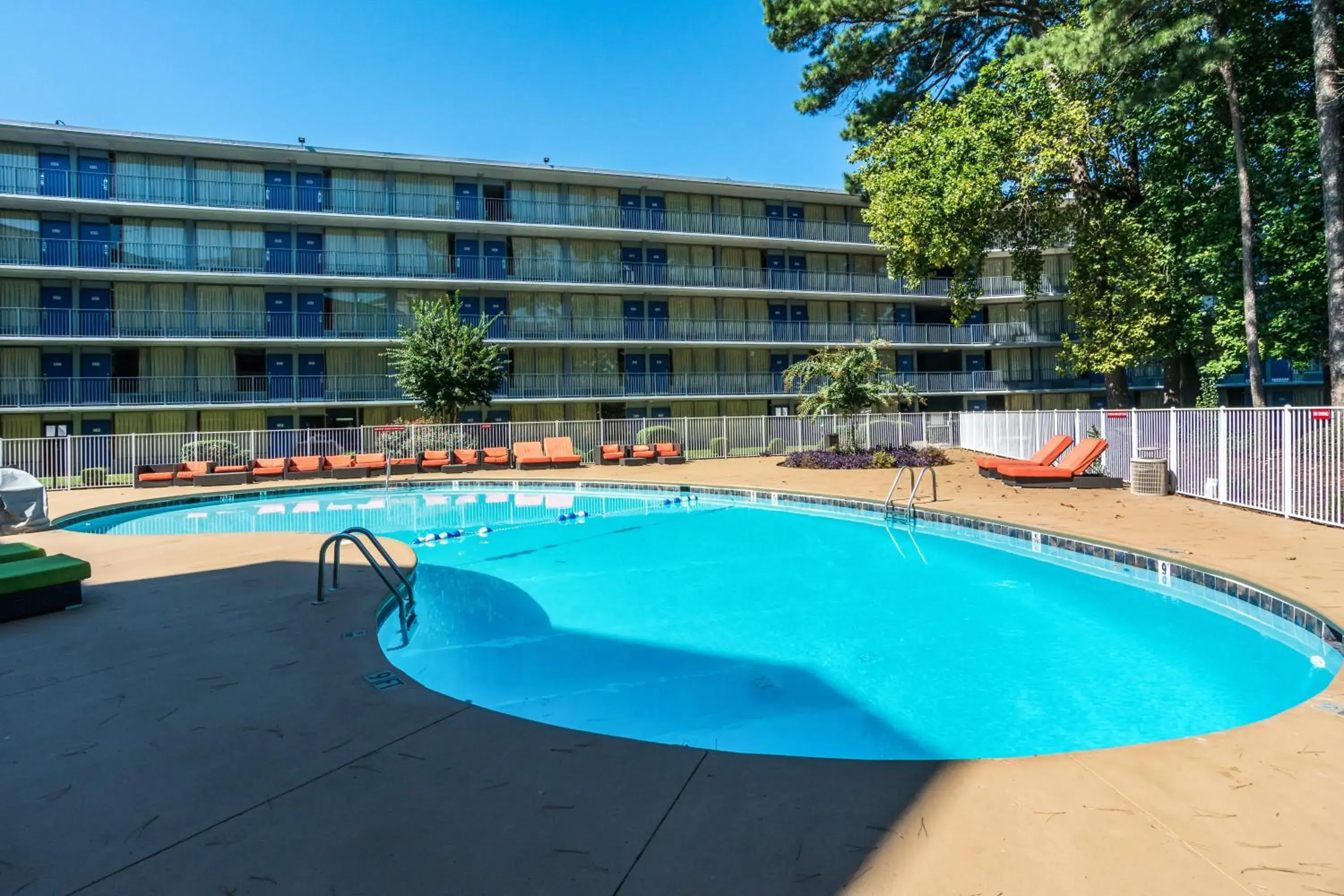 Swimming pool, Property Building in Motel 6-Marietta, GA - Atlanta Northwest