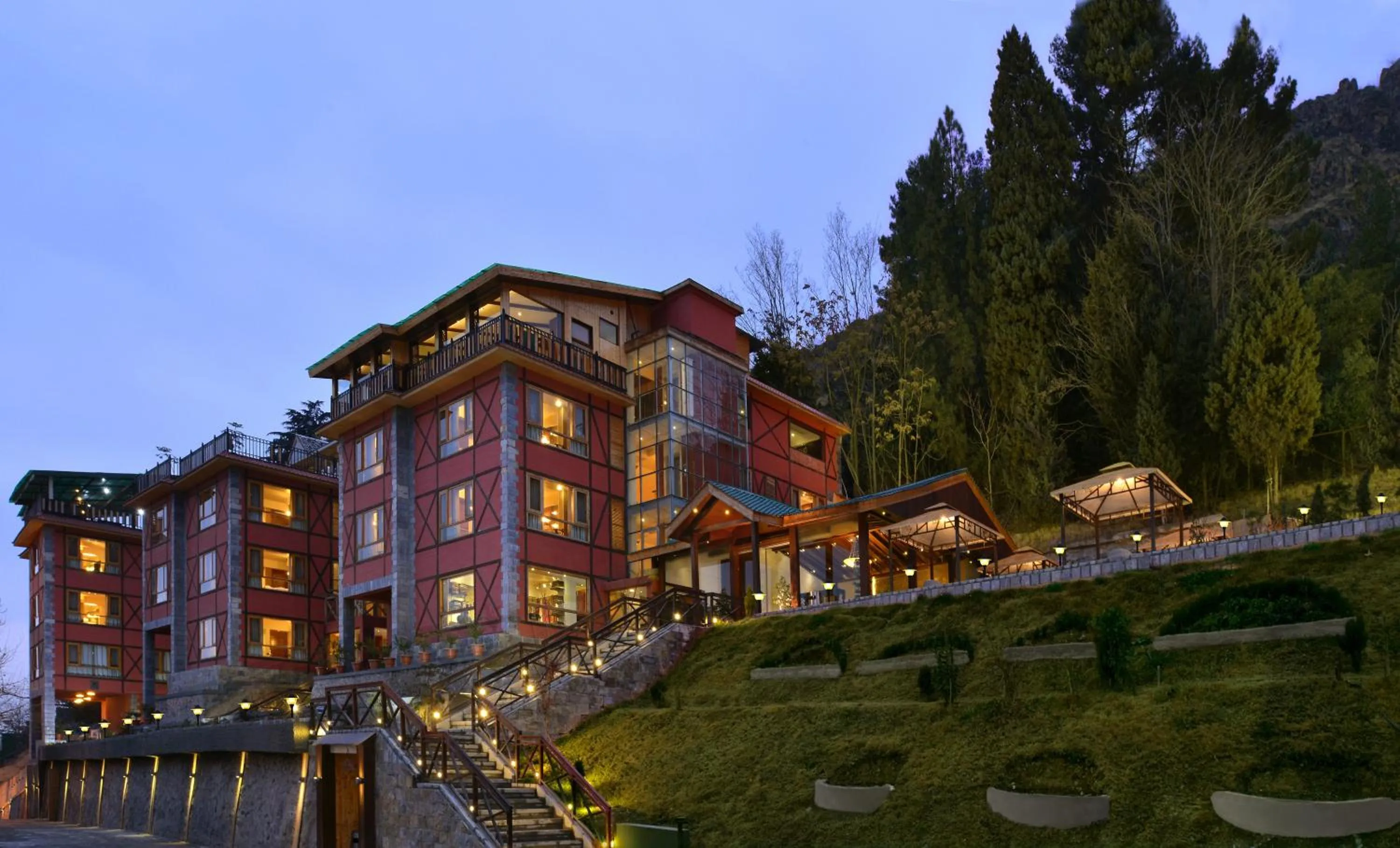 Facade/entrance in Golden Tulip Srinagar