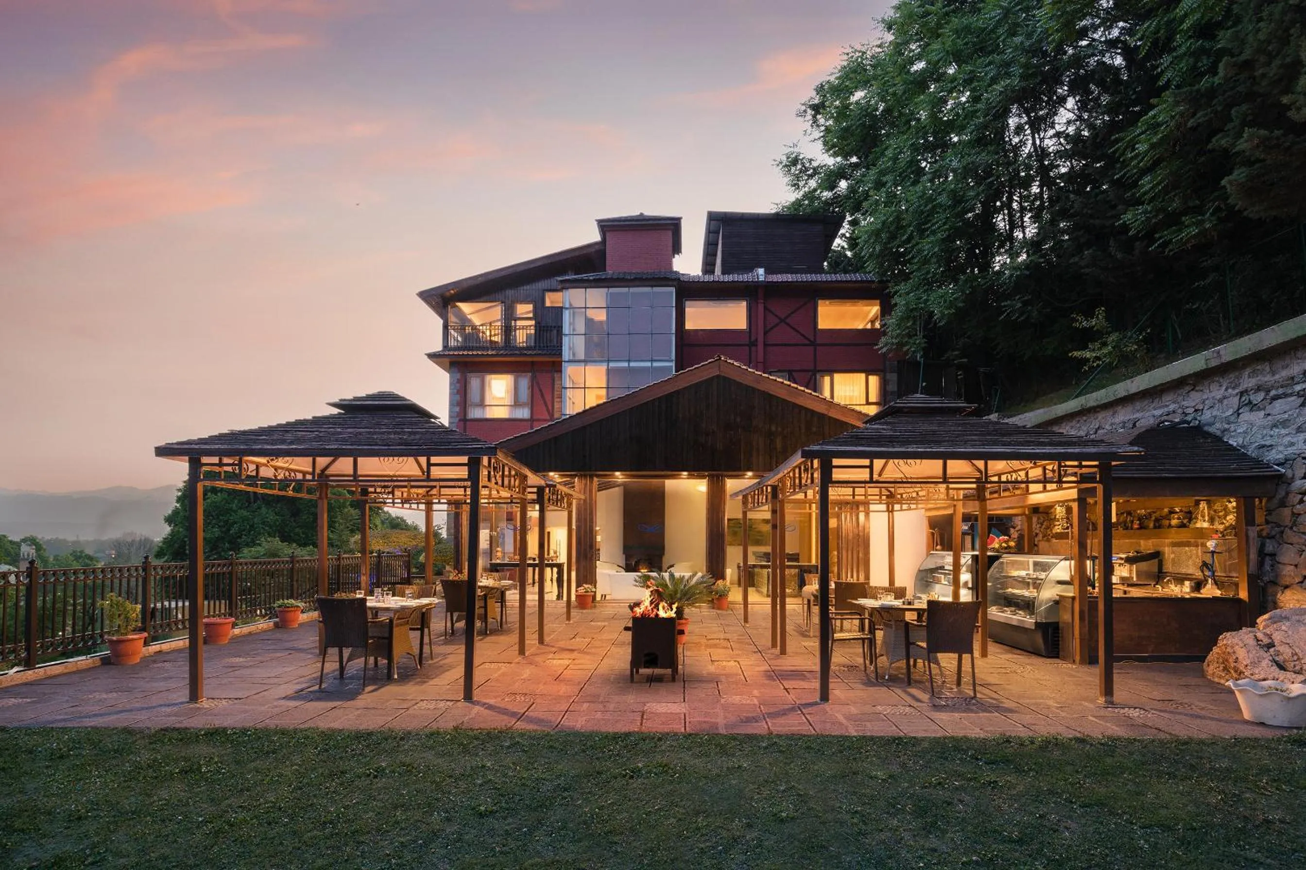 Dining area in Golden Tulip Srinagar