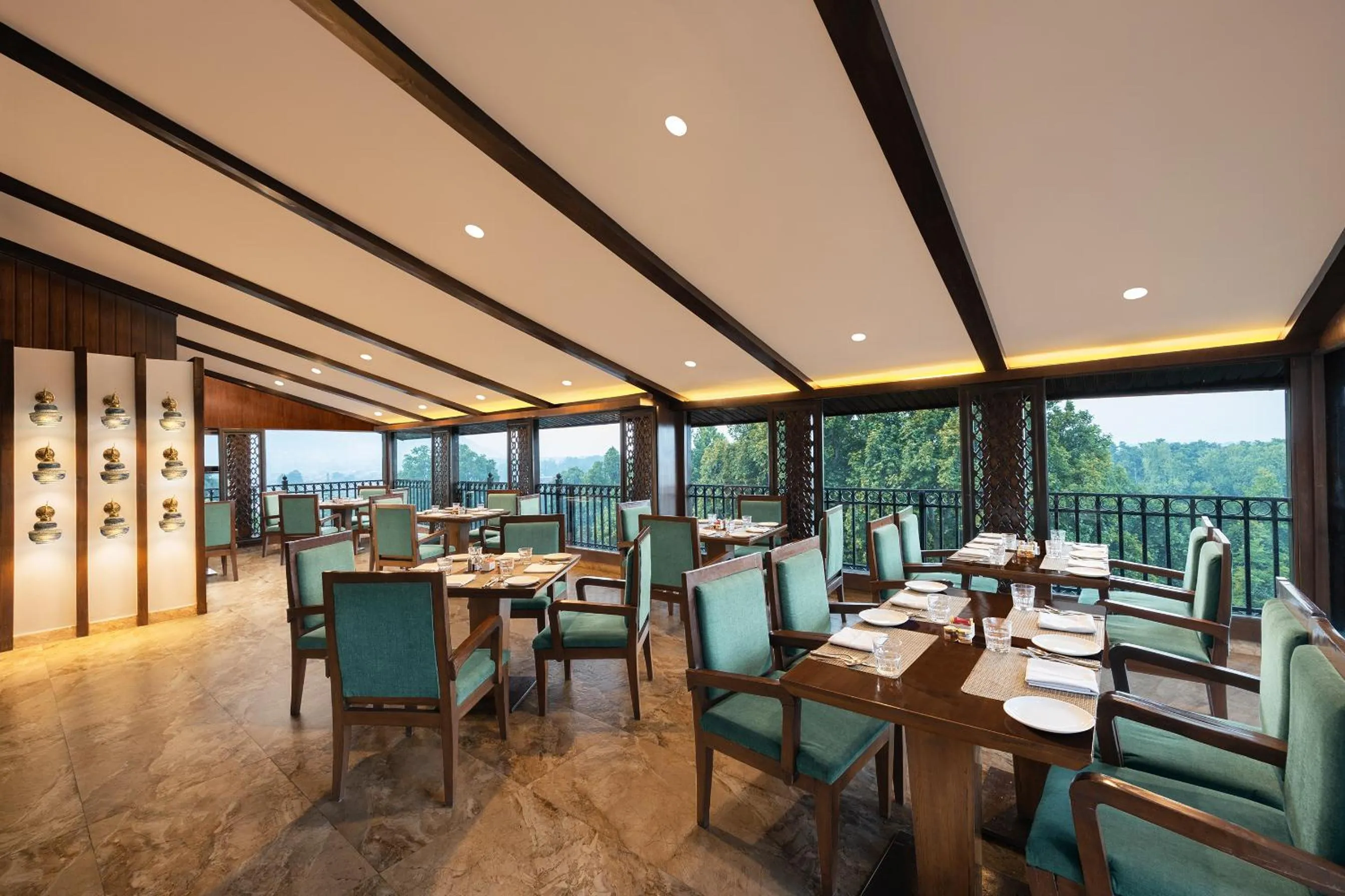 Restaurant/places to eat in Golden Tulip Srinagar