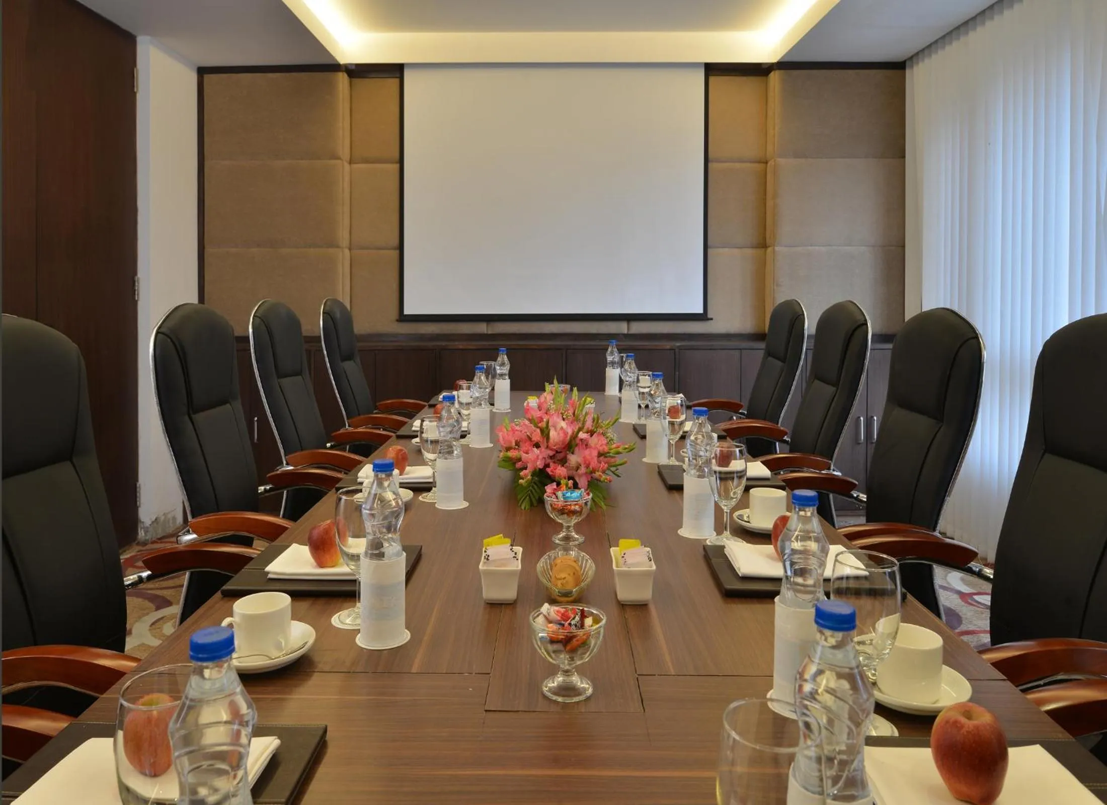 Meeting/conference room in Golden Tulip Srinagar
