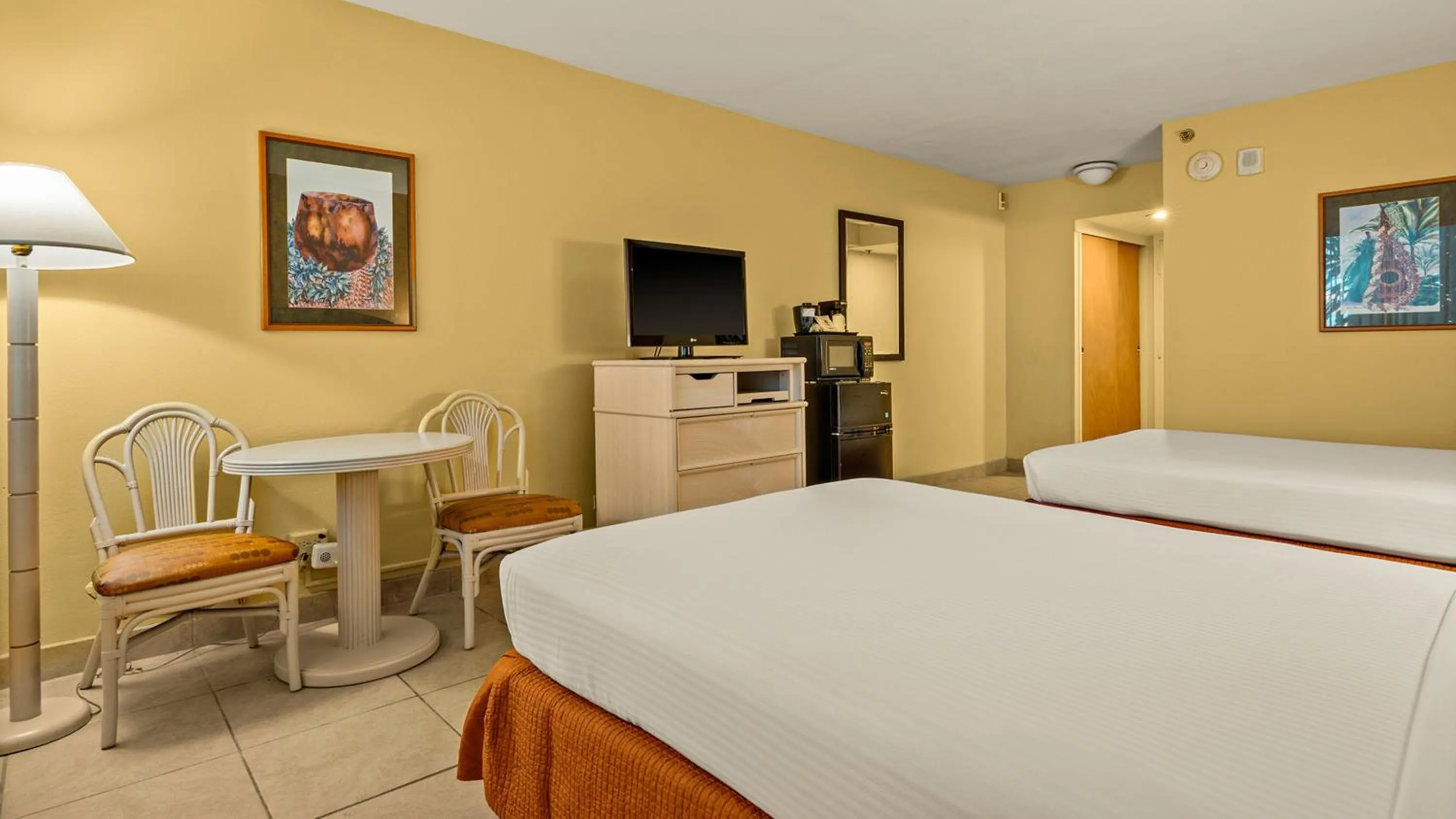 Bed in Airport Honolulu Hotel, Trademark Collection by Wyndham