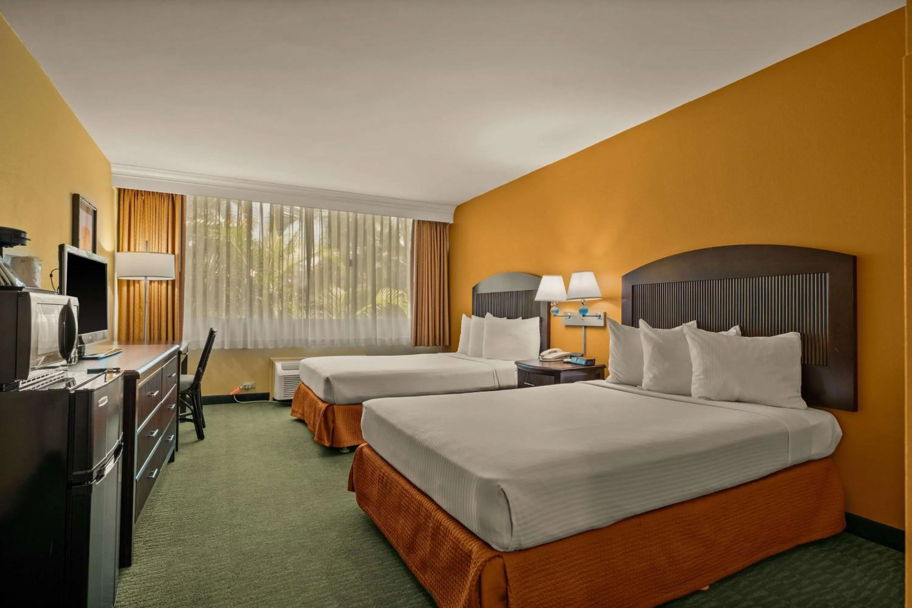 Photo of the whole room, Bed in Airport Honolulu Hotel, Trademark Collection by Wyndham