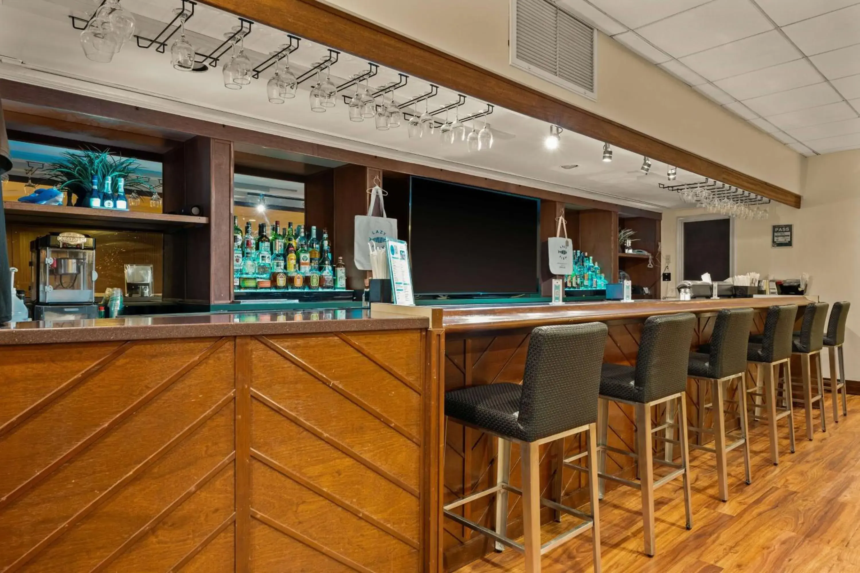Lounge or bar in Airport Honolulu Hotel, Trademark Collection by Wyndham Lounge or bar in Airport Honolulu Hotel, Trademark Collection by Wyndham