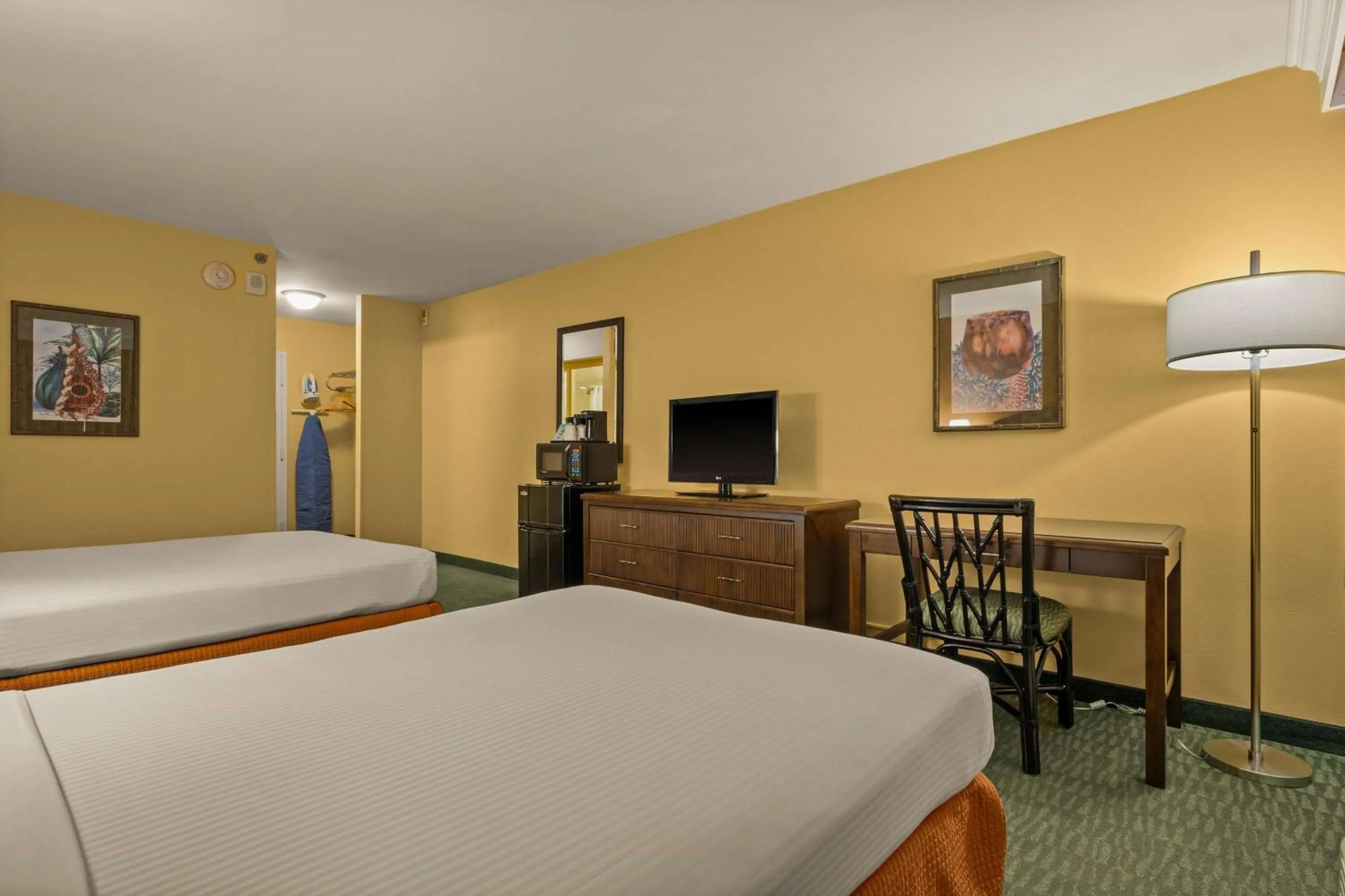 Photo of the whole room, Bed in Airport Honolulu Hotel, Trademark Collection by Wyndham