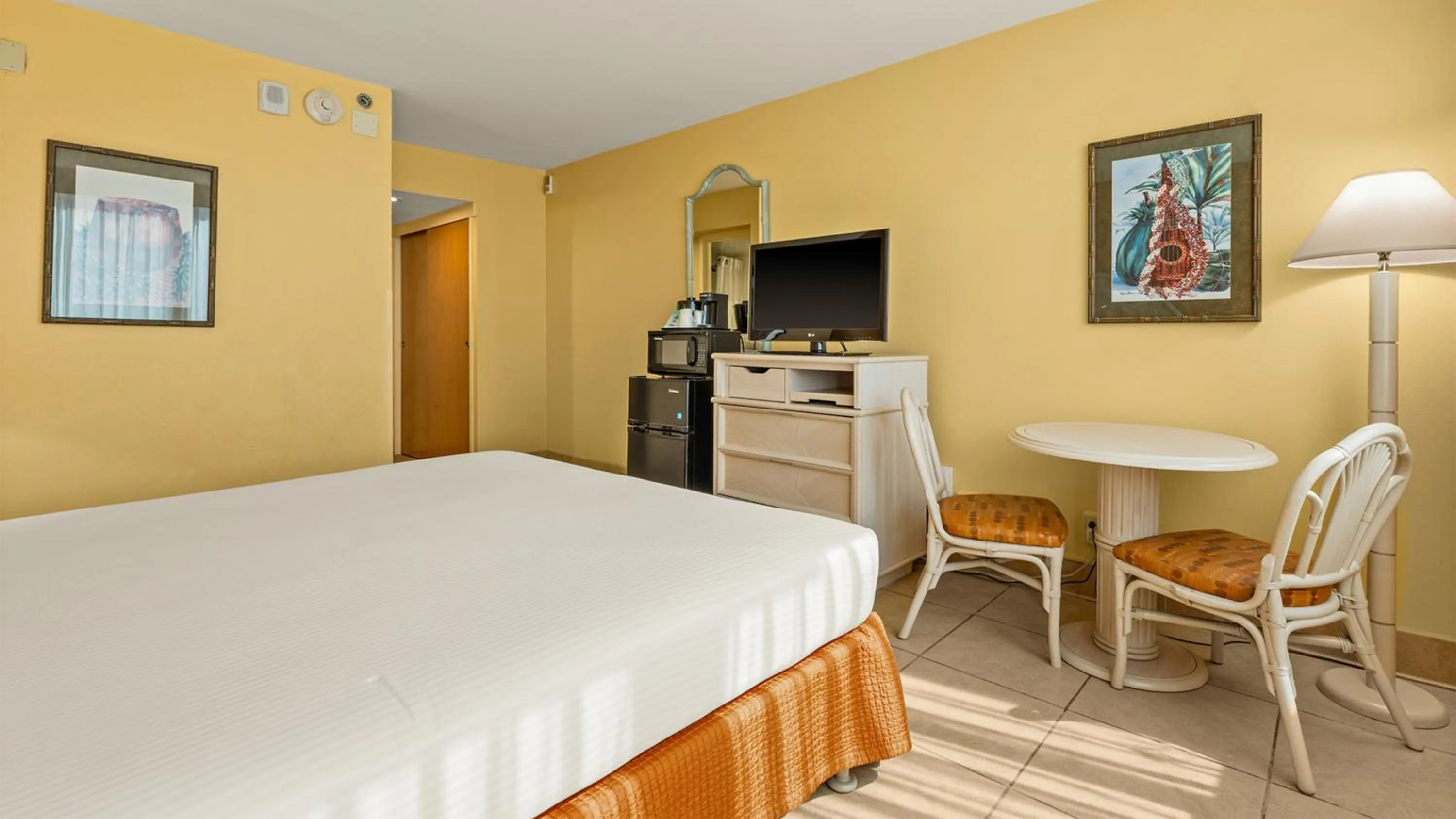 Bed in Airport Honolulu Hotel, Trademark Collection by Wyndham