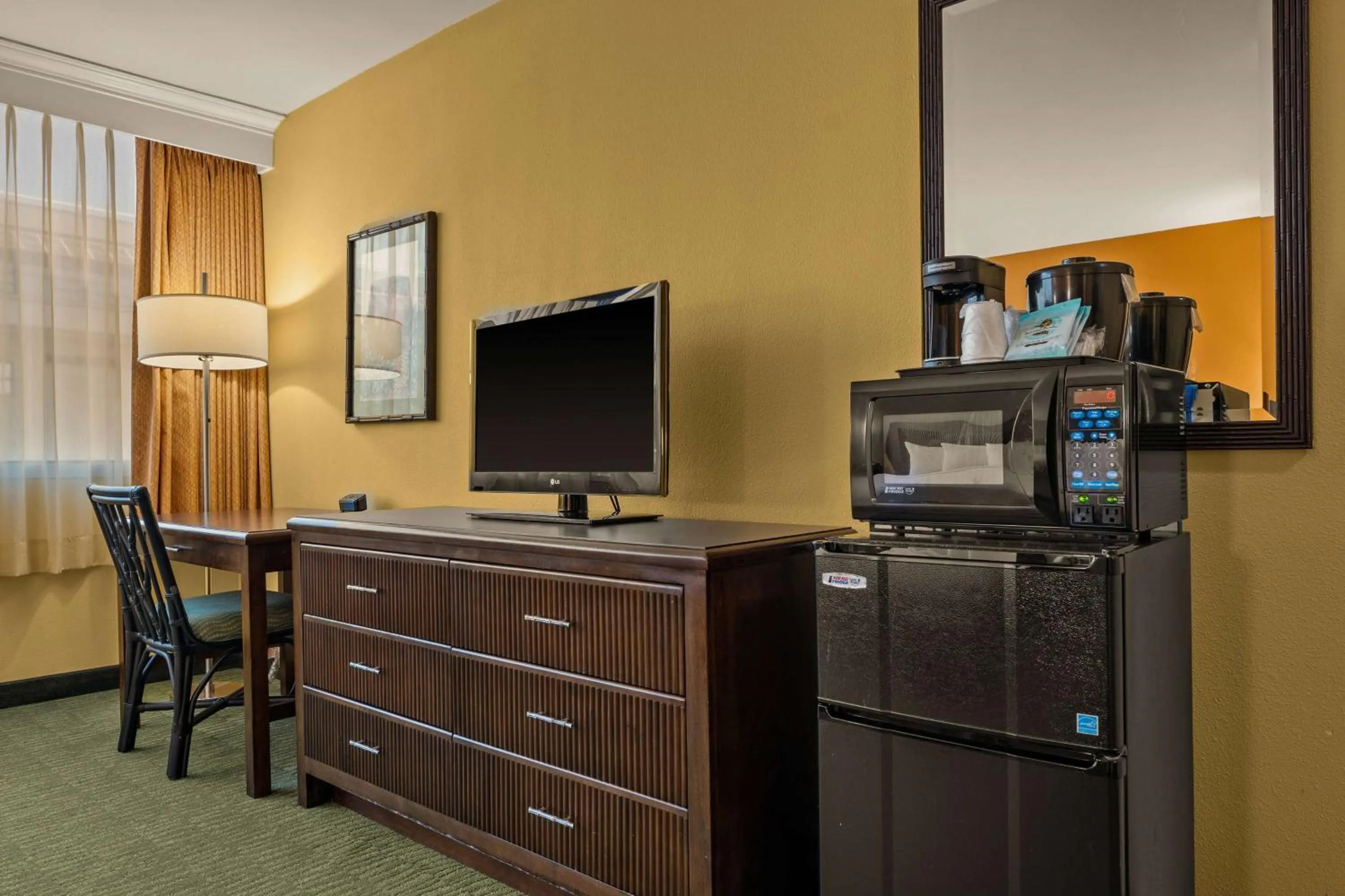Photo of the whole room in Airport Honolulu Hotel, Trademark Collection by Wyndham