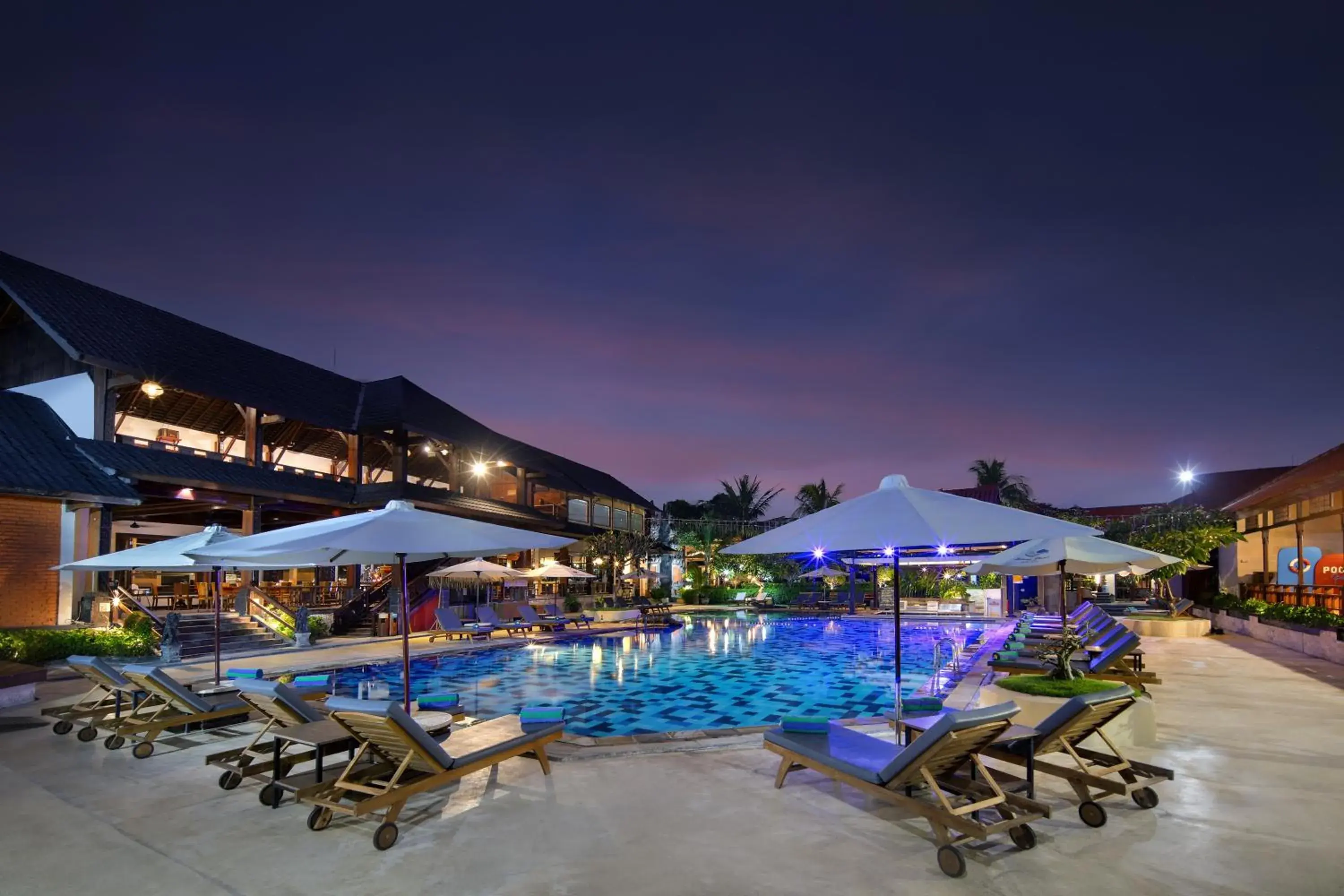 Swimming pool in Grand Istana Rama Hotel Swimming pool in Grand Istana Rama Hotel