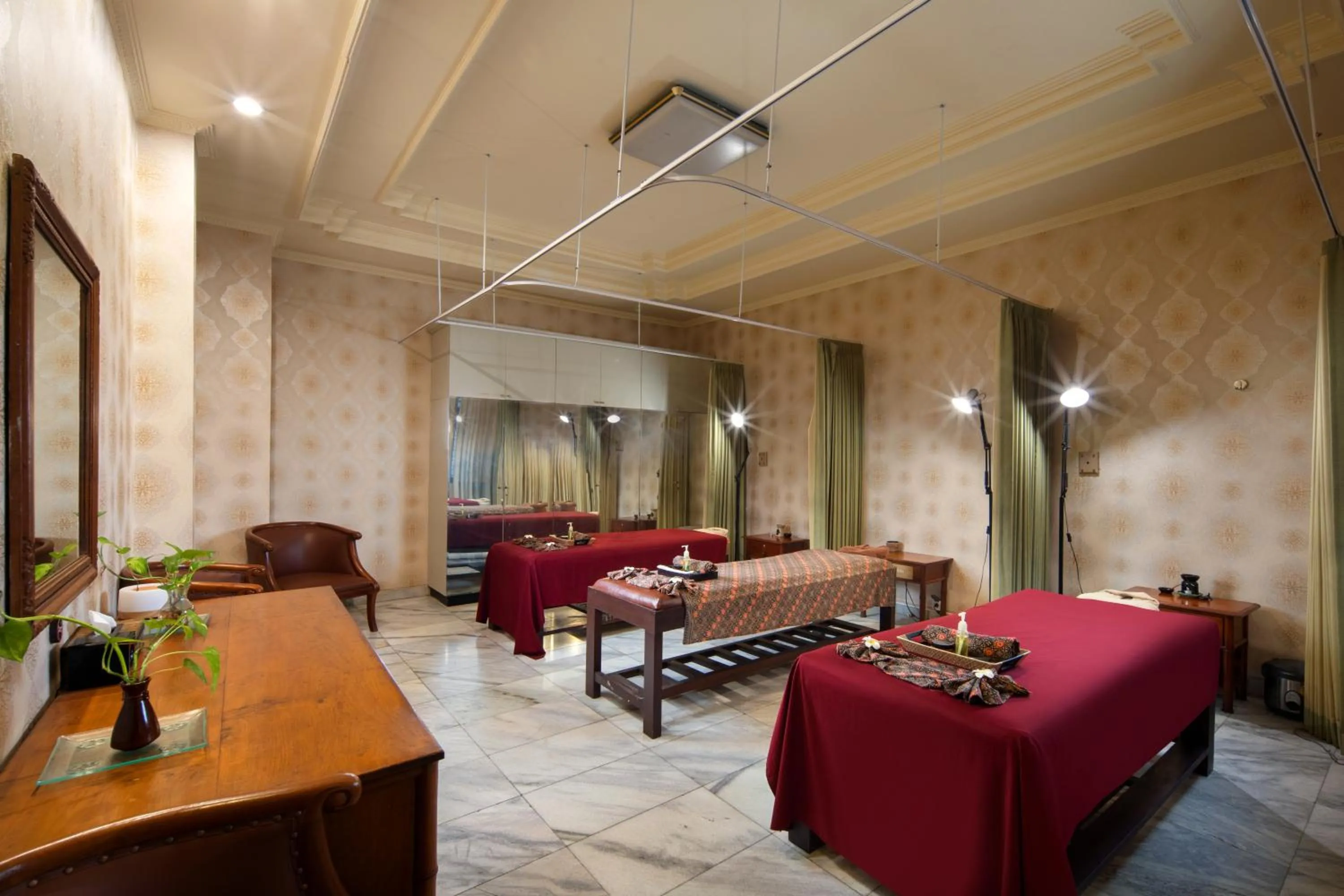 Spa and wellness centre/facilities, Bed in Grand Istana Rama Hotel