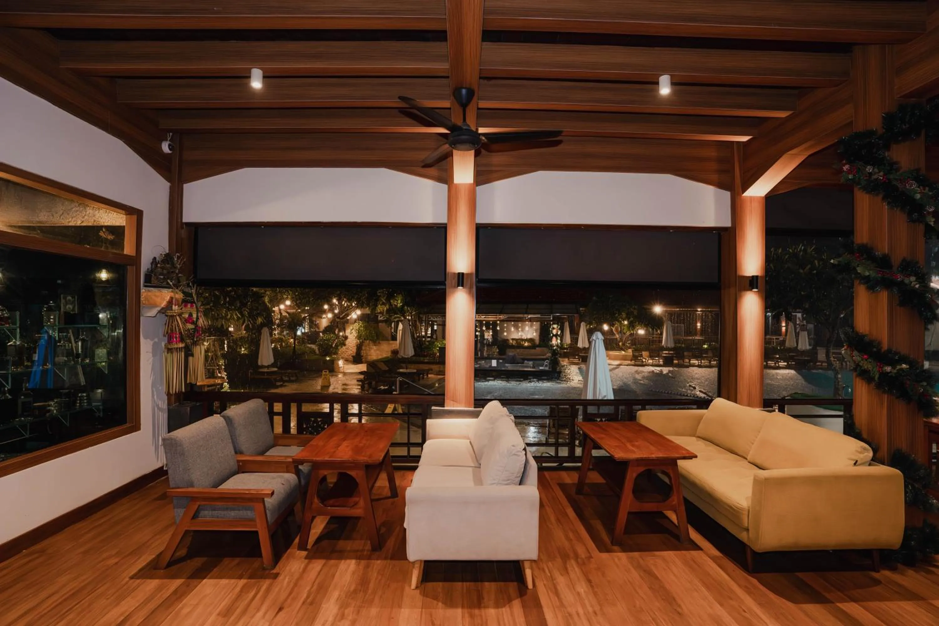 Restaurant/places to eat in Grand Istana Rama Hotel