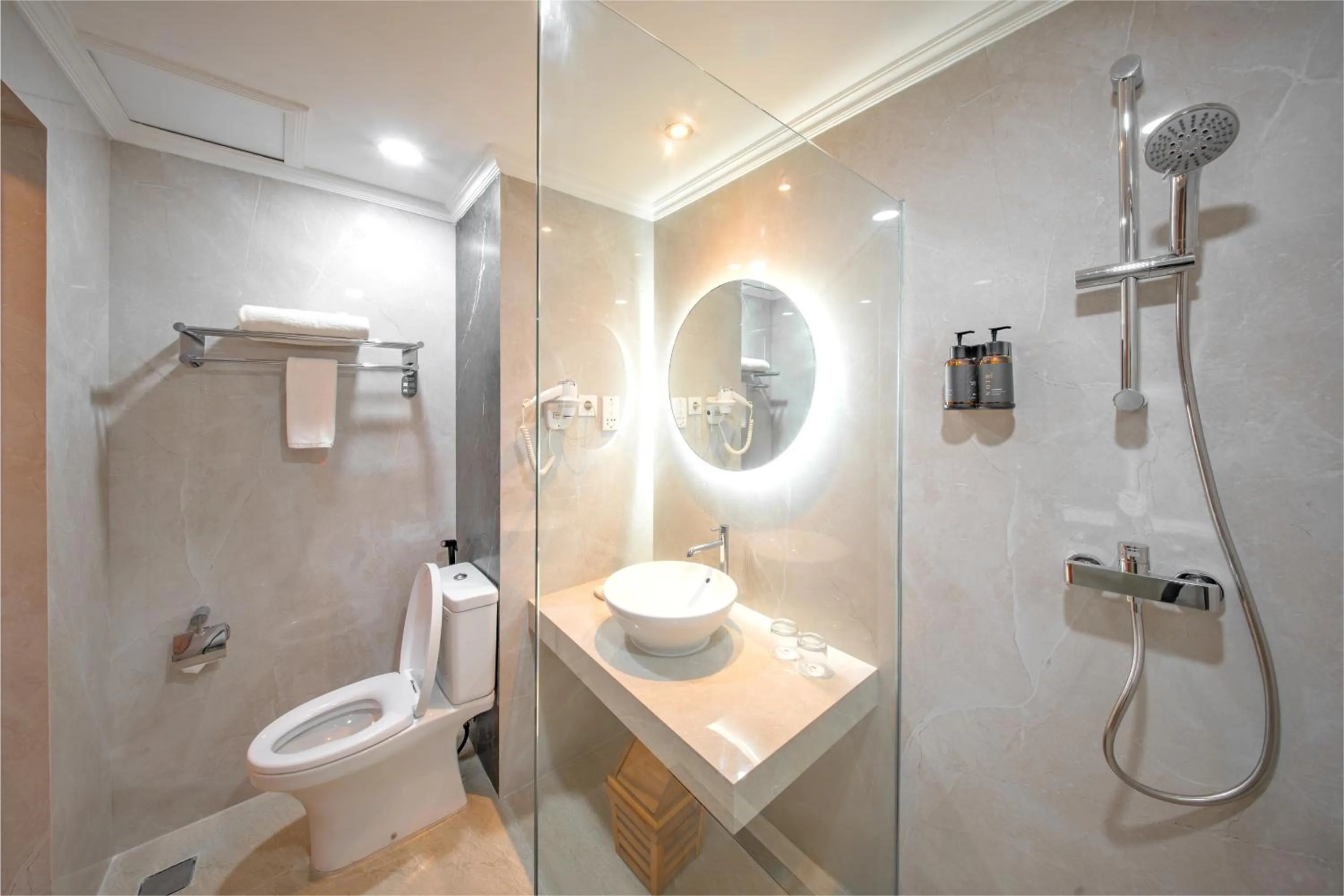 Toilet in Grand Istana Rama Hotel