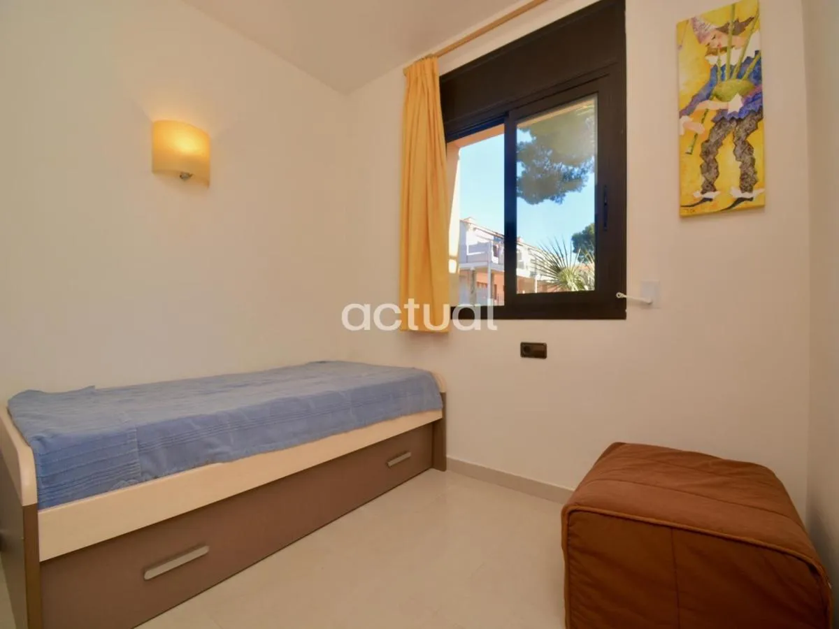 Bed in Xaloc Esc.B Bajos A