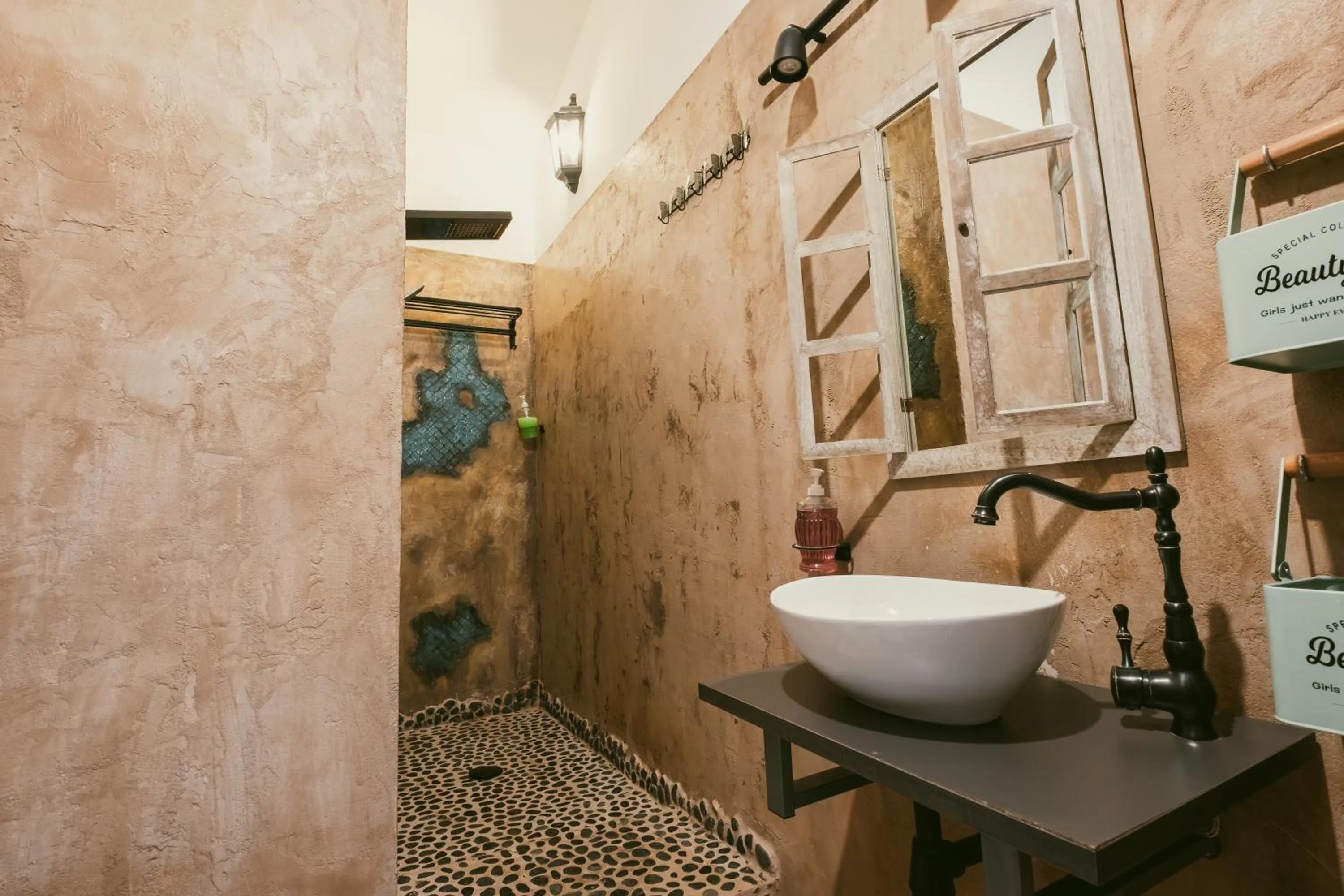 Shower in Palazzetto del Pittore in San Quirico d'Orcia