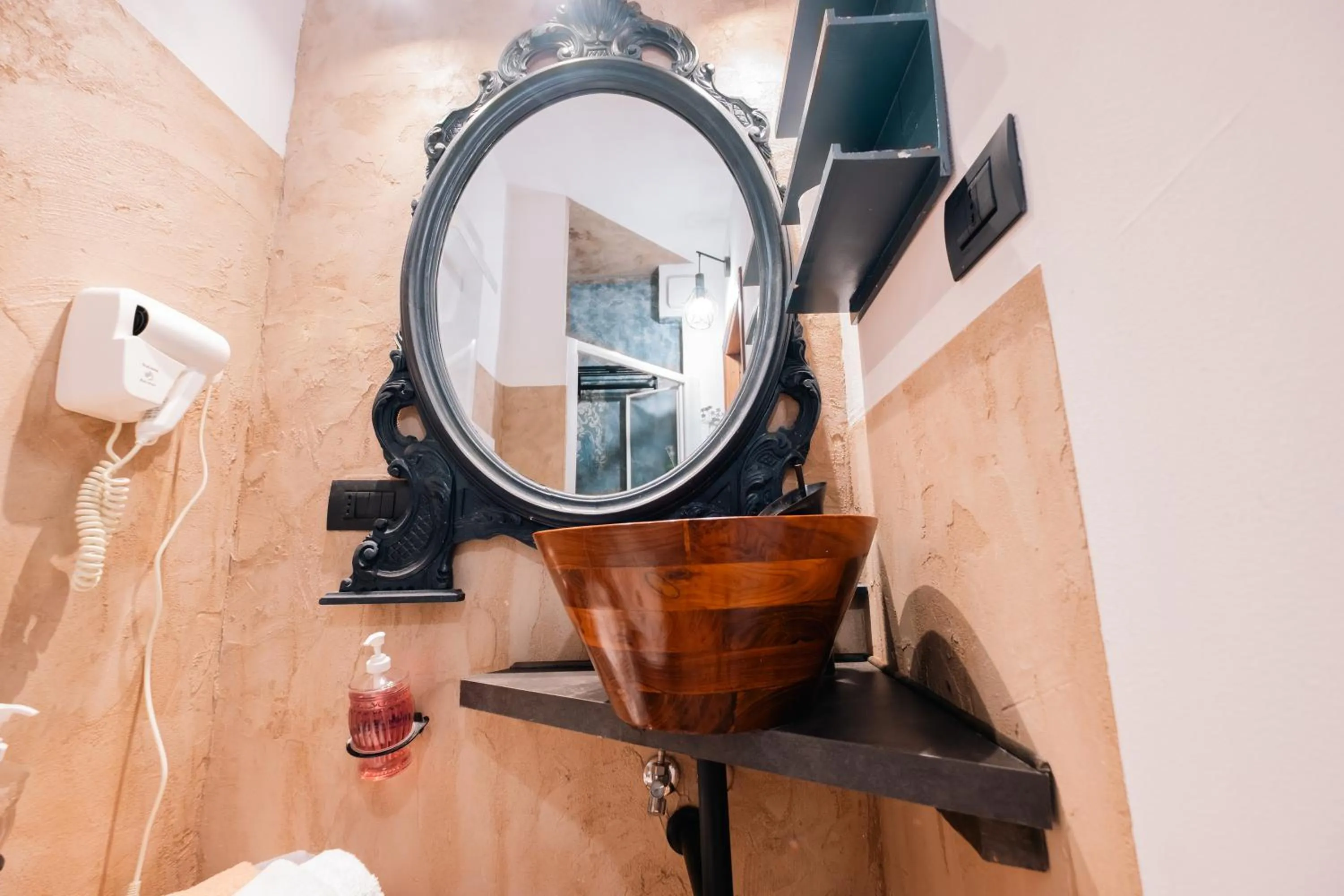 Bathroom in Palazzetto del Pittore in San Quirico d'Orcia