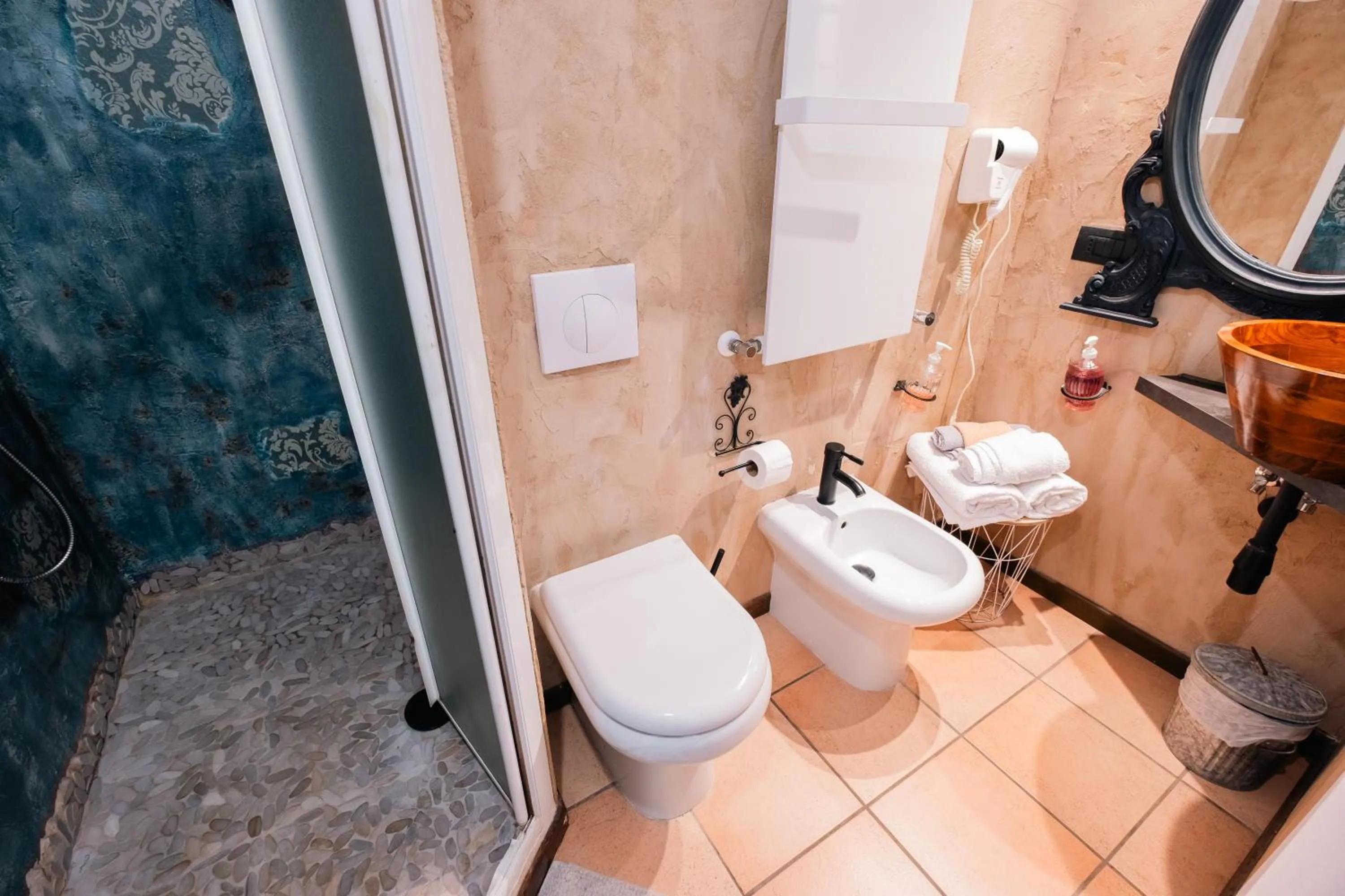 Toilet in Palazzetto del Pittore in San Quirico d'Orcia