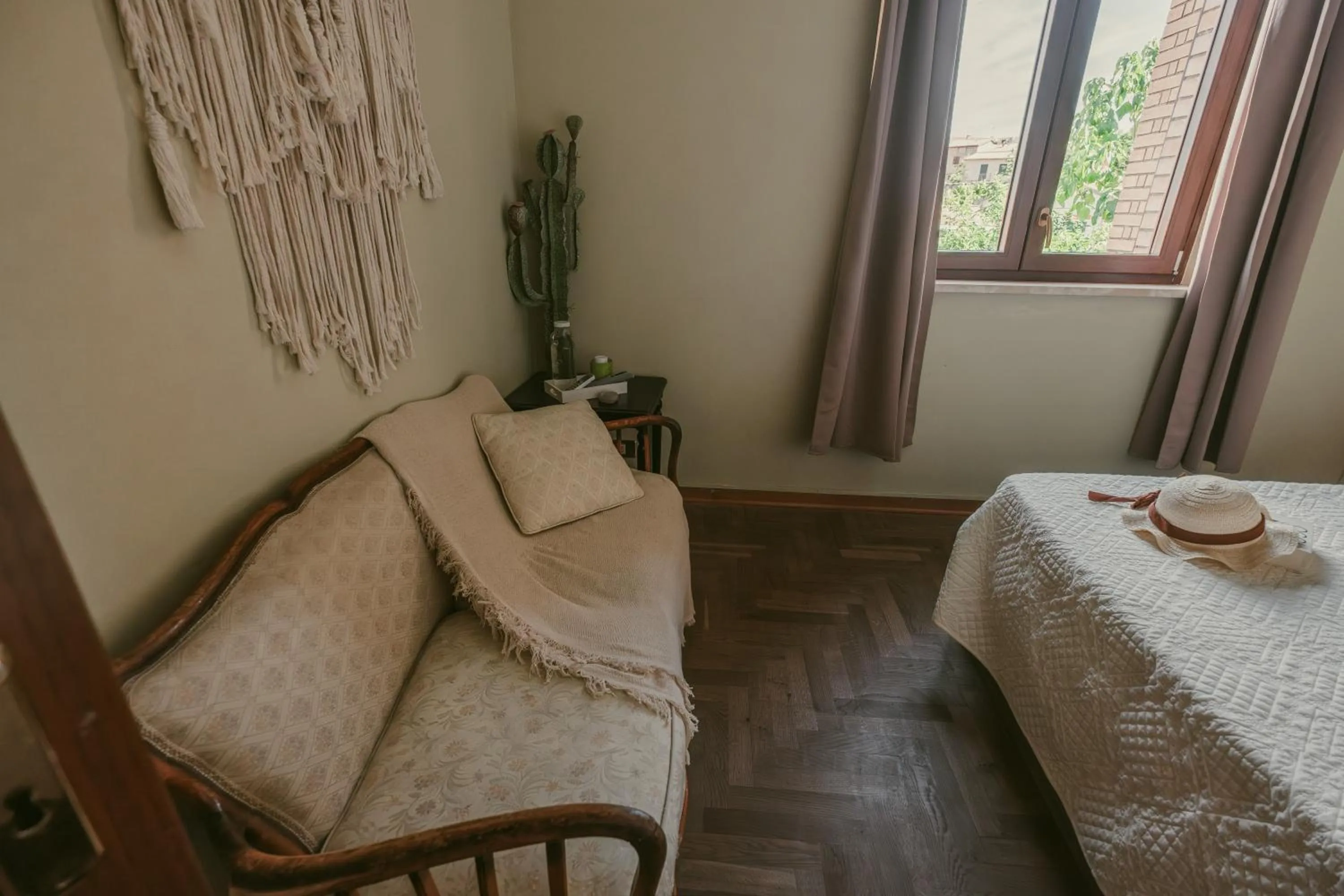 People, Bed in Palazzetto del Pittore in San Quirico d'Orcia