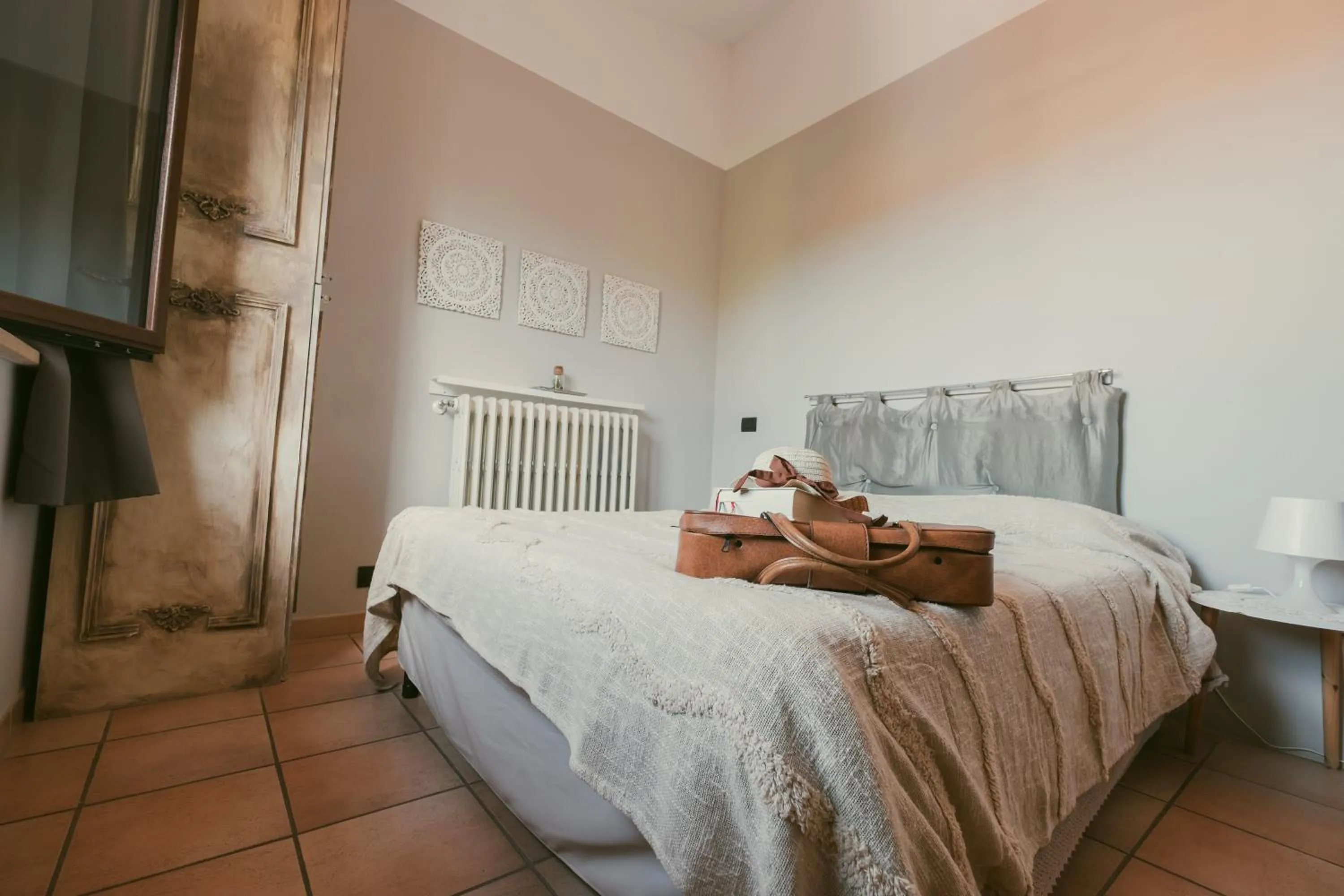 Bed in Palazzetto del Pittore in San Quirico d'Orcia