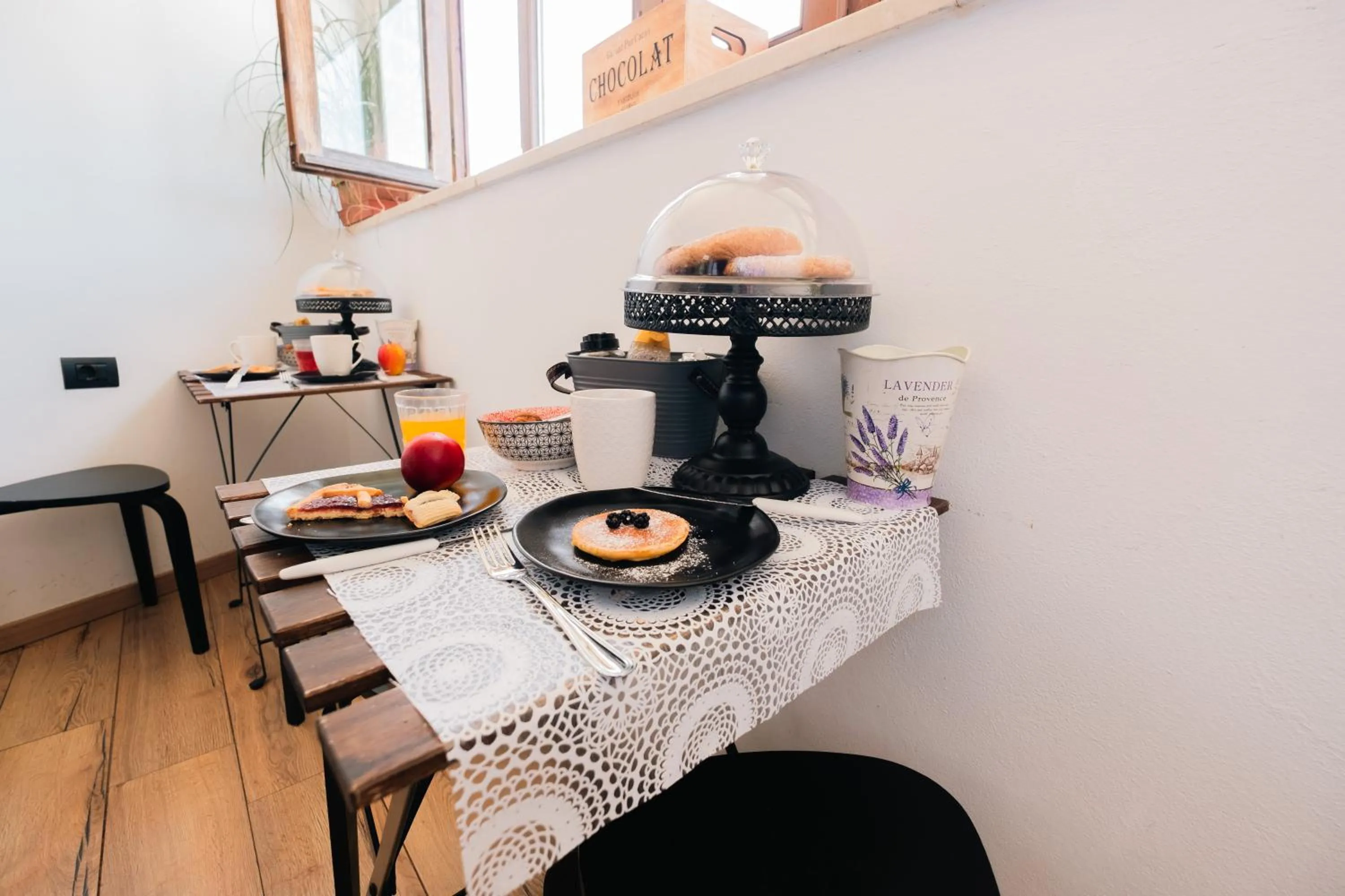 People in Palazzetto del Pittore in San Quirico d'Orcia