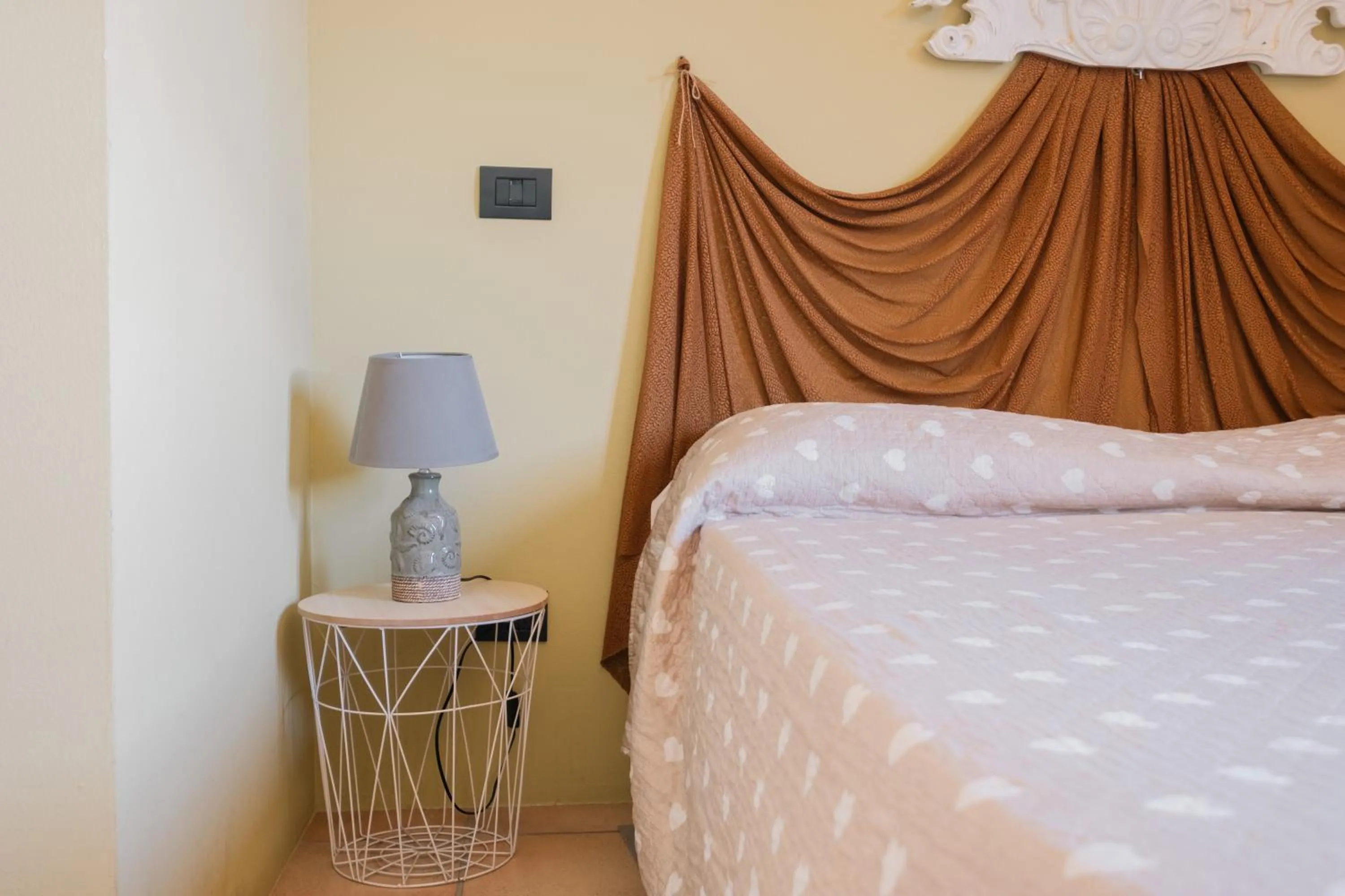 Bed in Palazzetto del Pittore in San Quirico d'Orcia