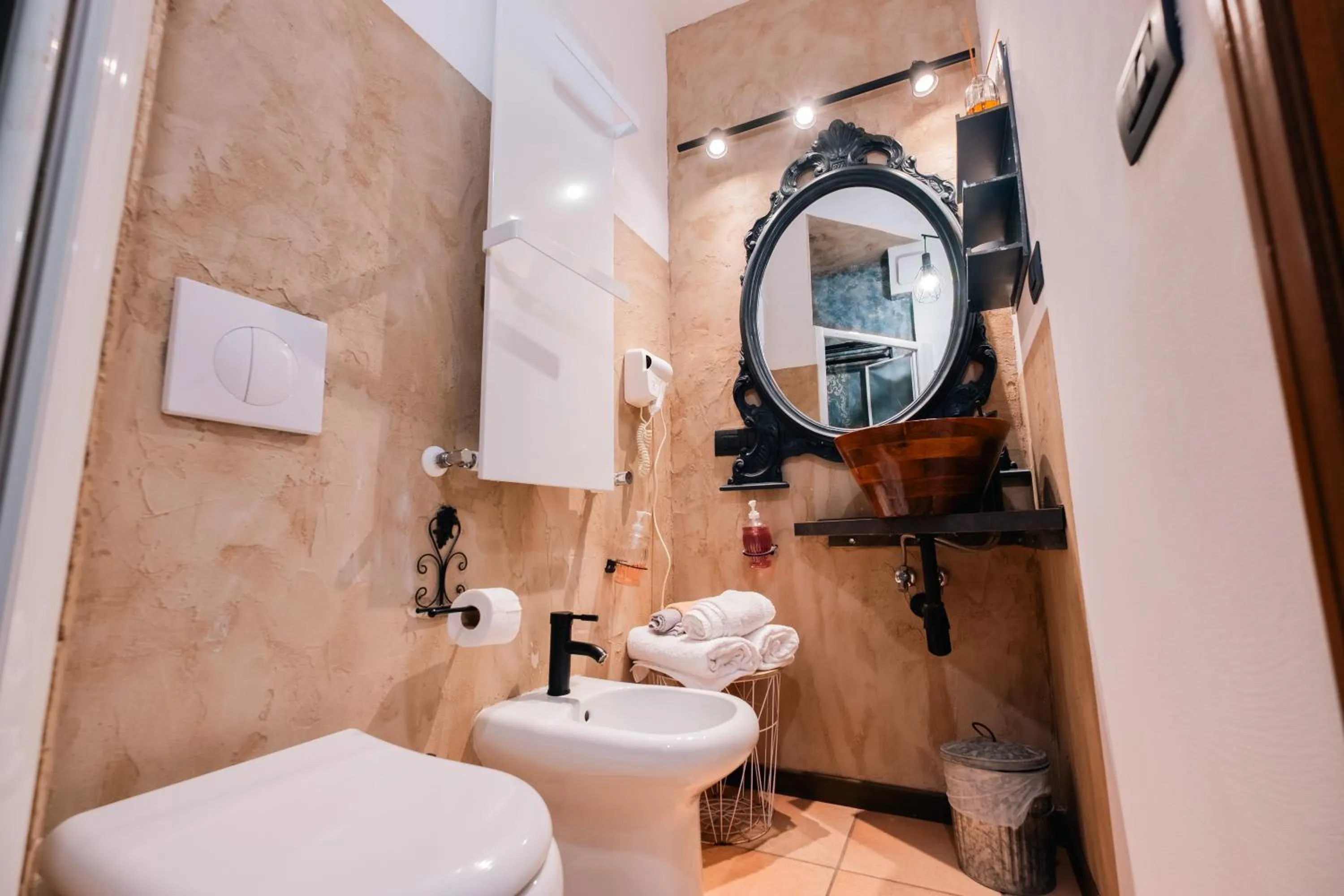 Bathroom in Palazzetto del Pittore in San Quirico d'Orcia
