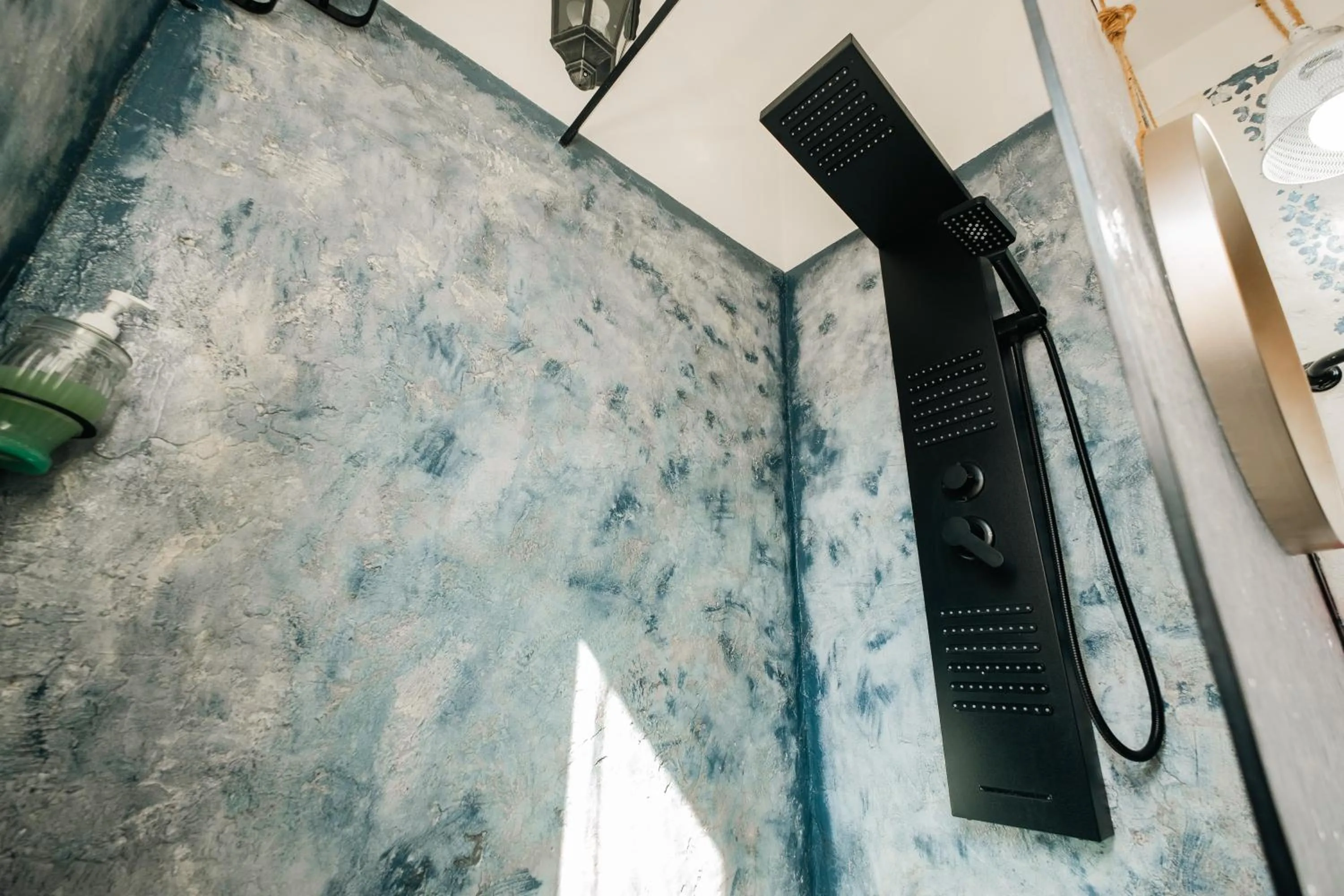 Shower in Palazzetto del Pittore in San Quirico d'Orcia