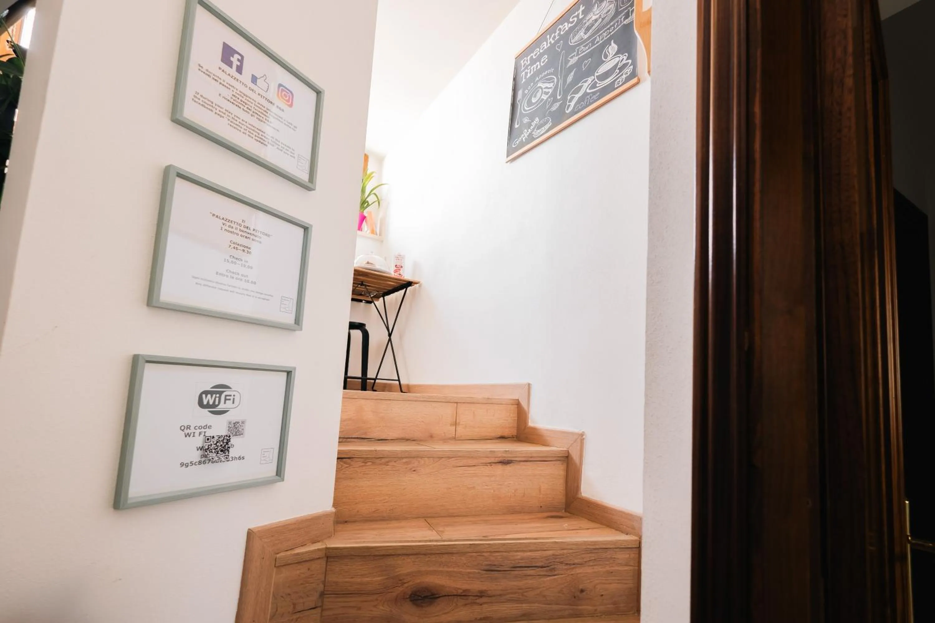 People in Palazzetto del Pittore in San Quirico d'Orcia