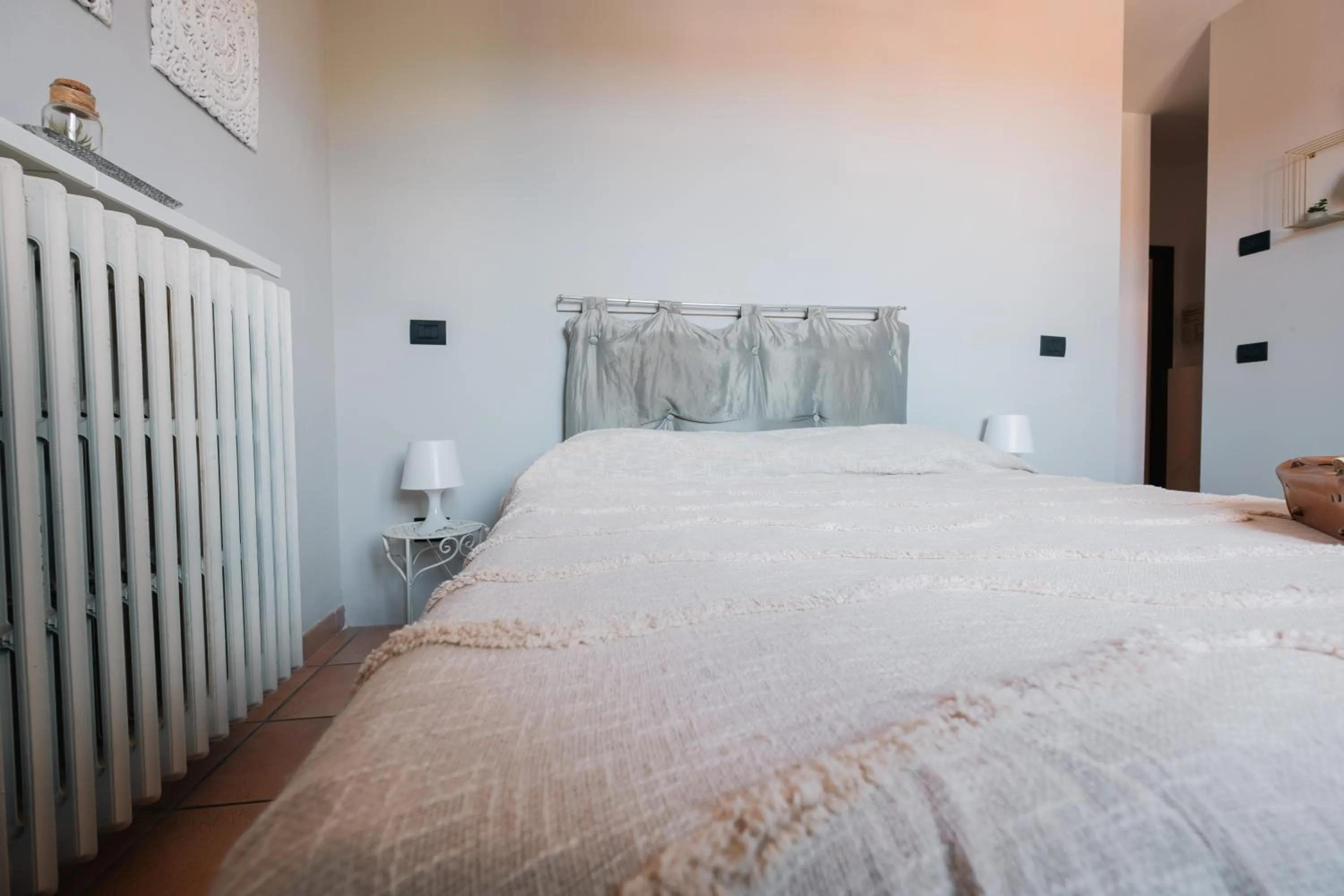 Bed in Palazzetto del Pittore in San Quirico d'Orcia
