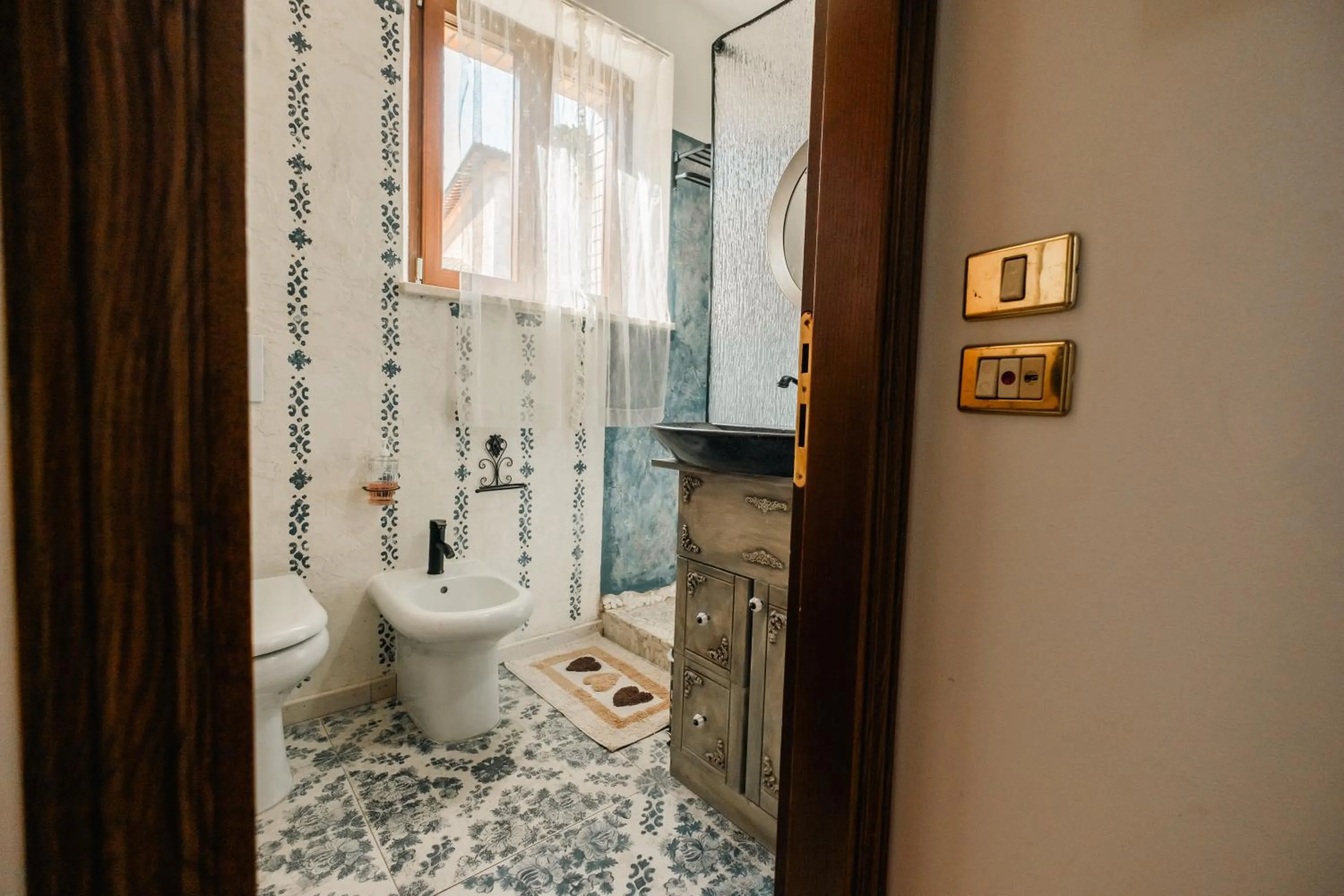 Bathroom in Palazzetto del Pittore in San Quirico d'Orcia