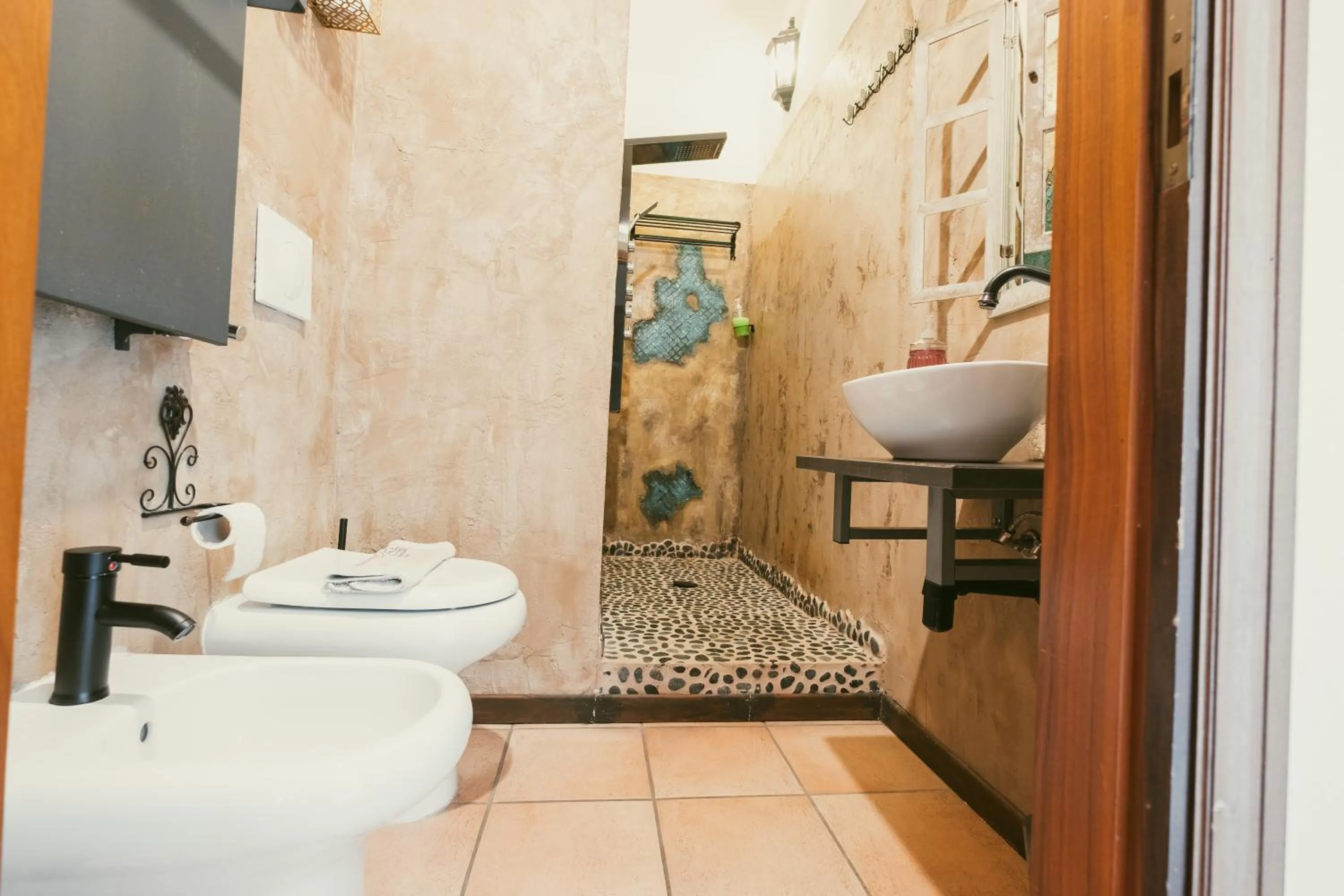Toilet in Palazzetto del Pittore in San Quirico d'Orcia