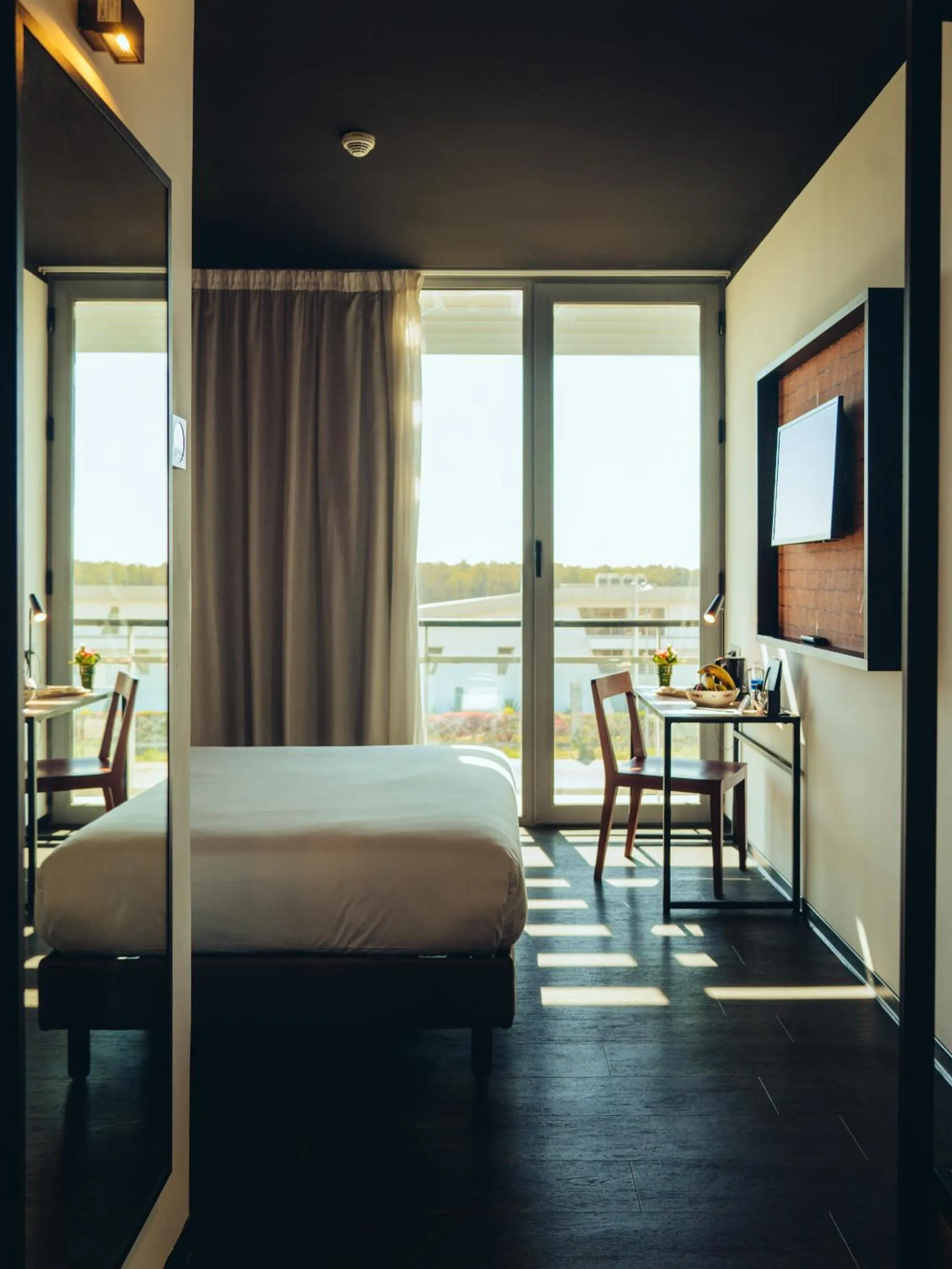 Communal lounge/ TV room, Bed in ONOMO Airport Casablanca