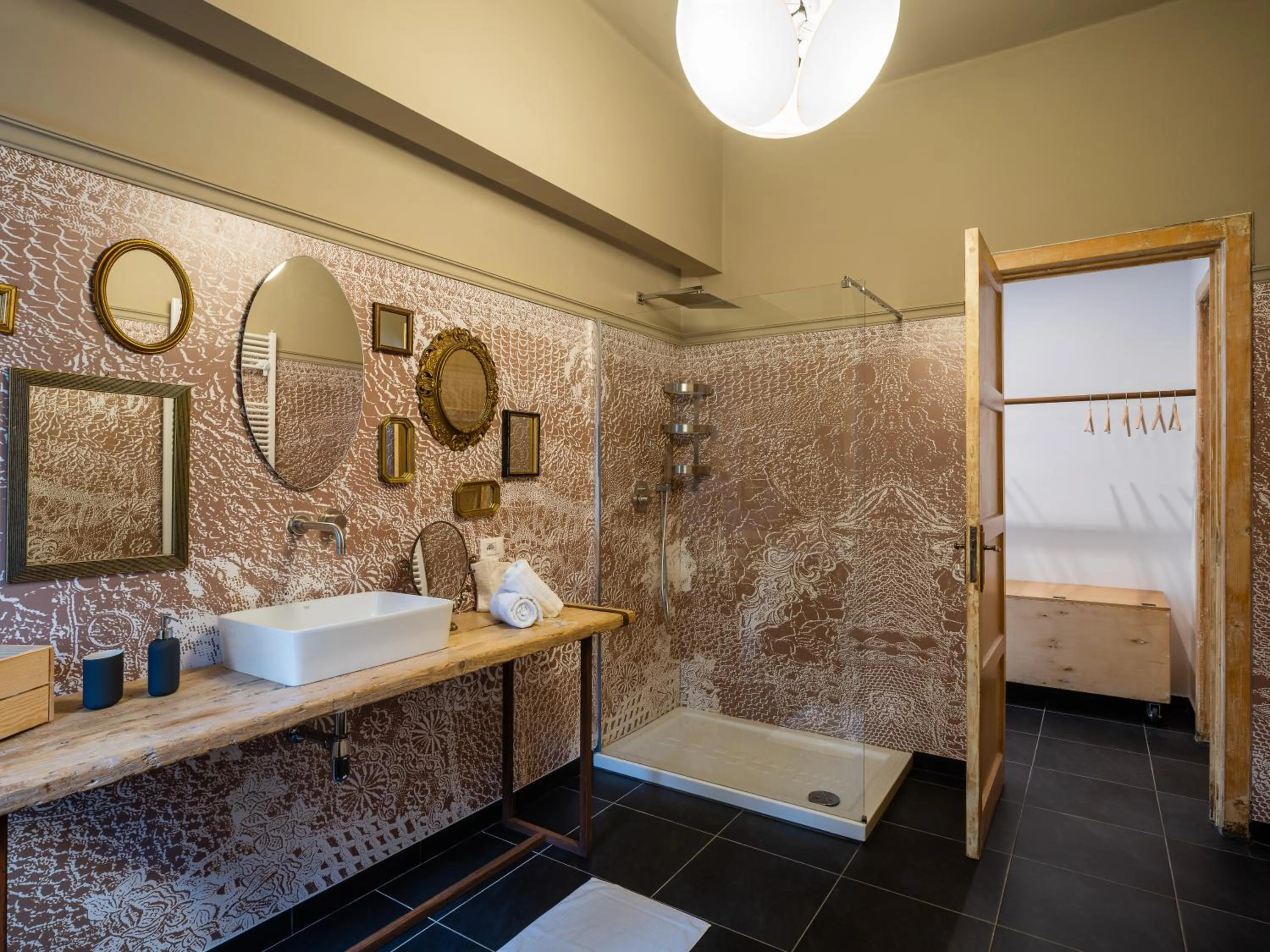 Shower in WelcHome - guest accomodation