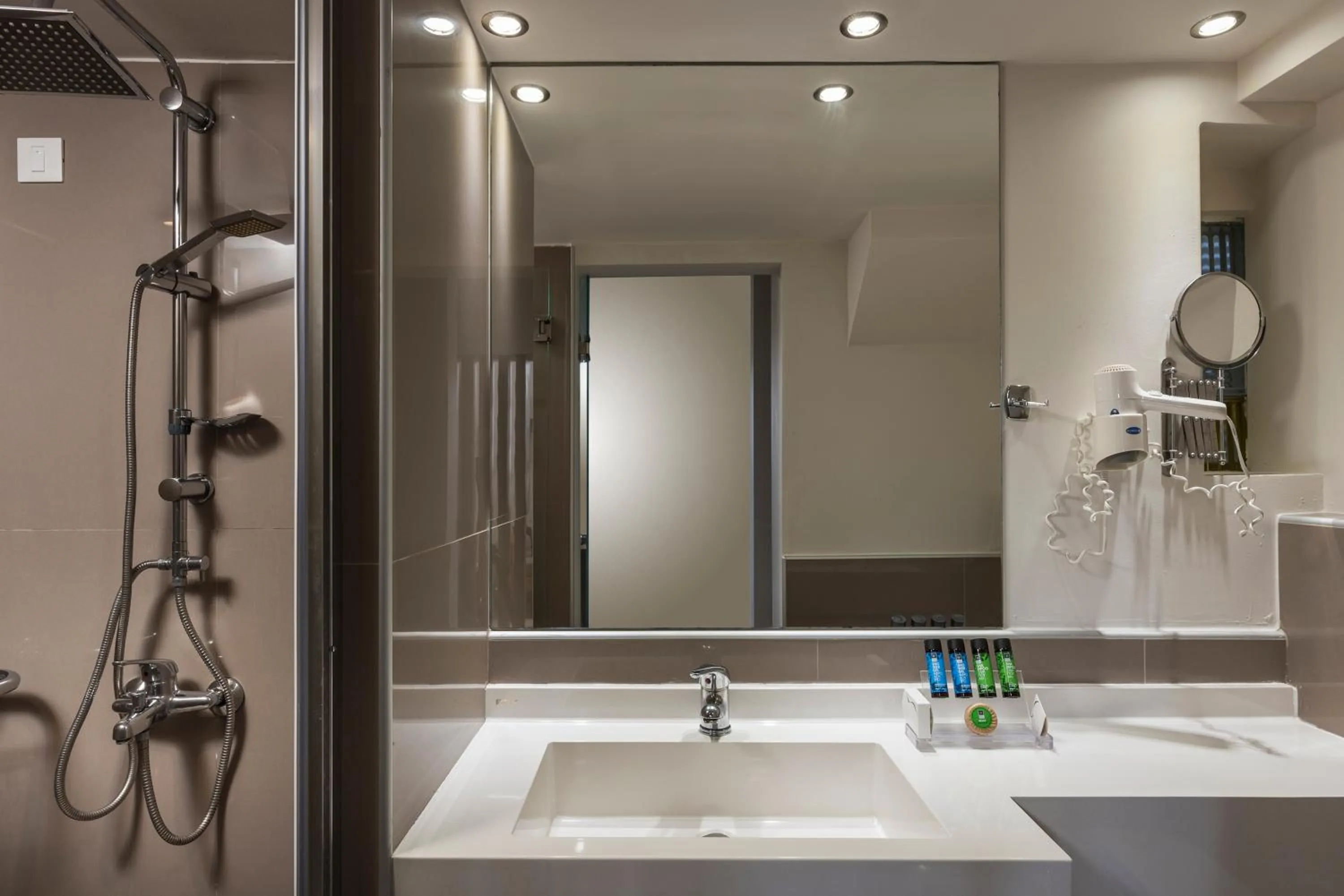 Shower in Elotis Suites