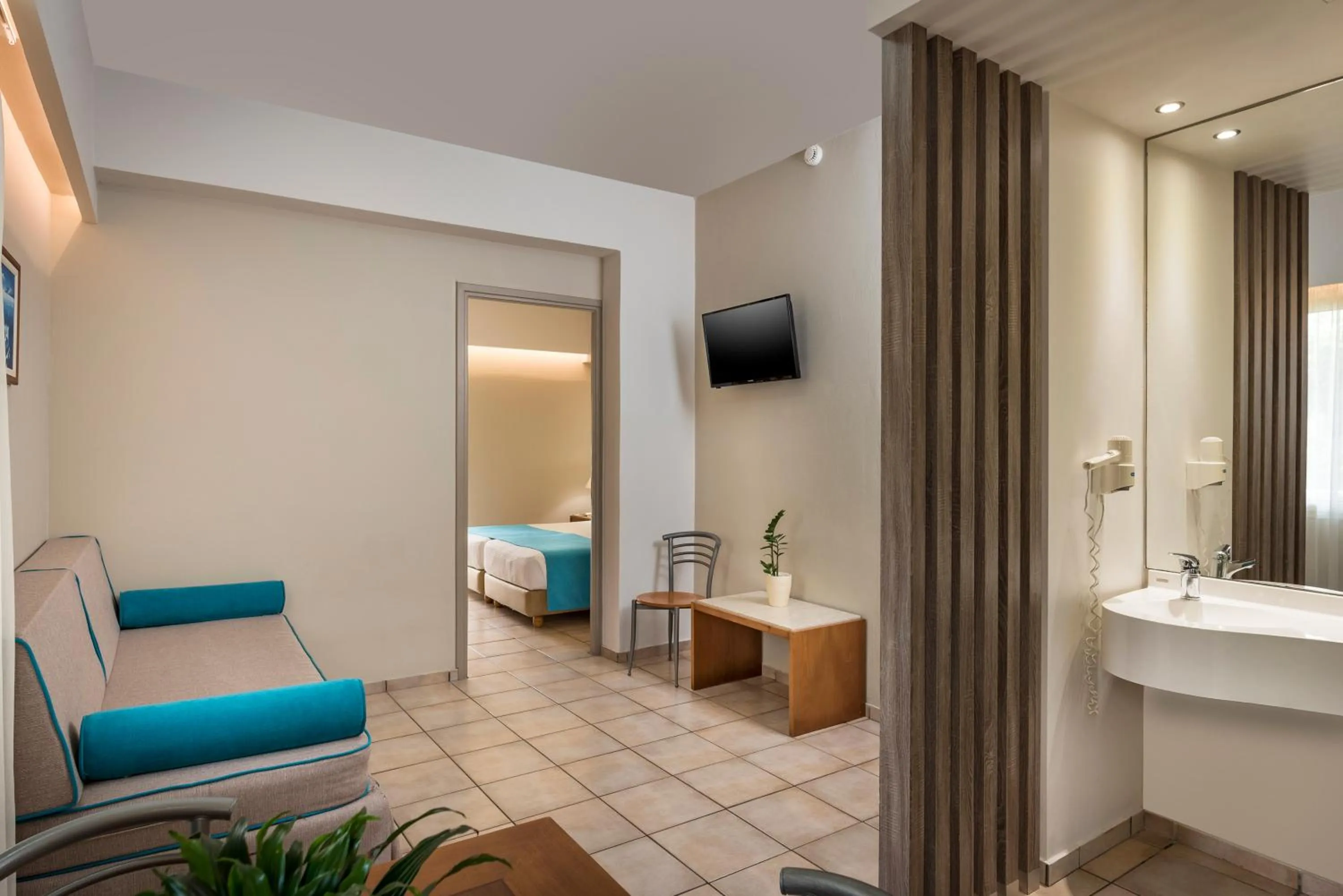 Photo of the whole room in Elotis Suites