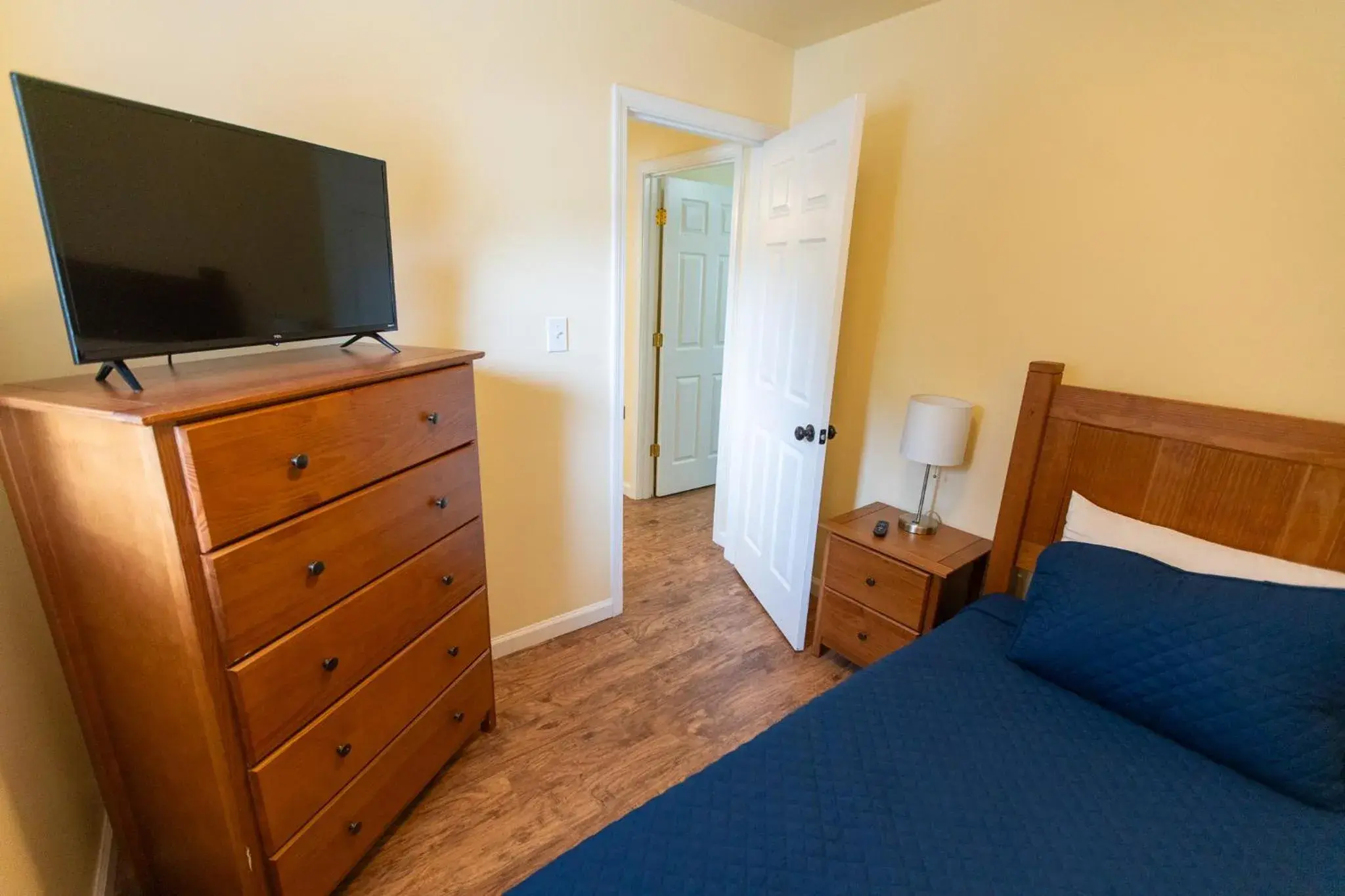 Bed in Howard's Creek Inn Bed in Howard's Creek Inn