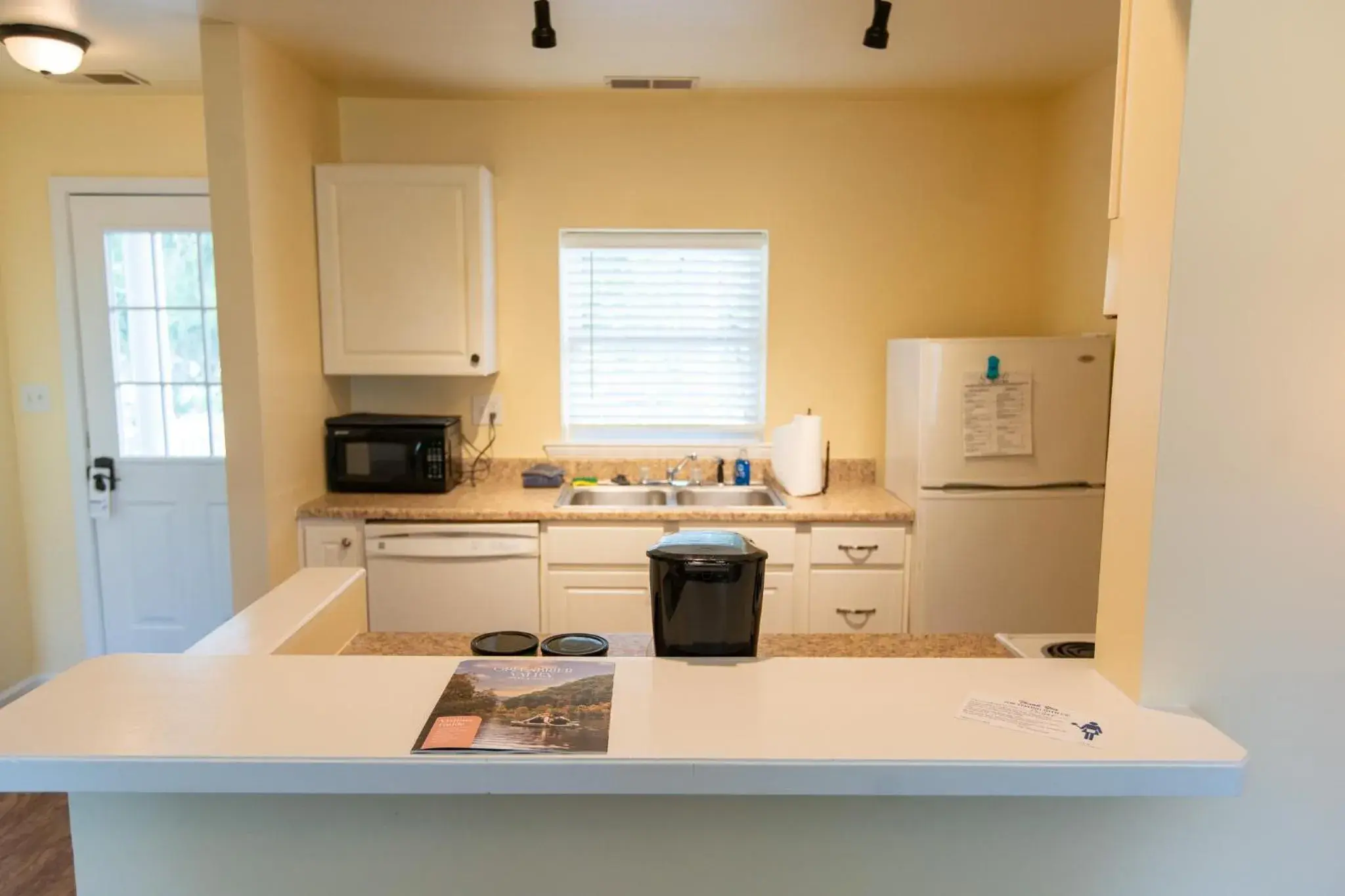 Kitchen or kitchenette in Howard's Creek Inn Kitchen or kitchenette in Howard's Creek Inn