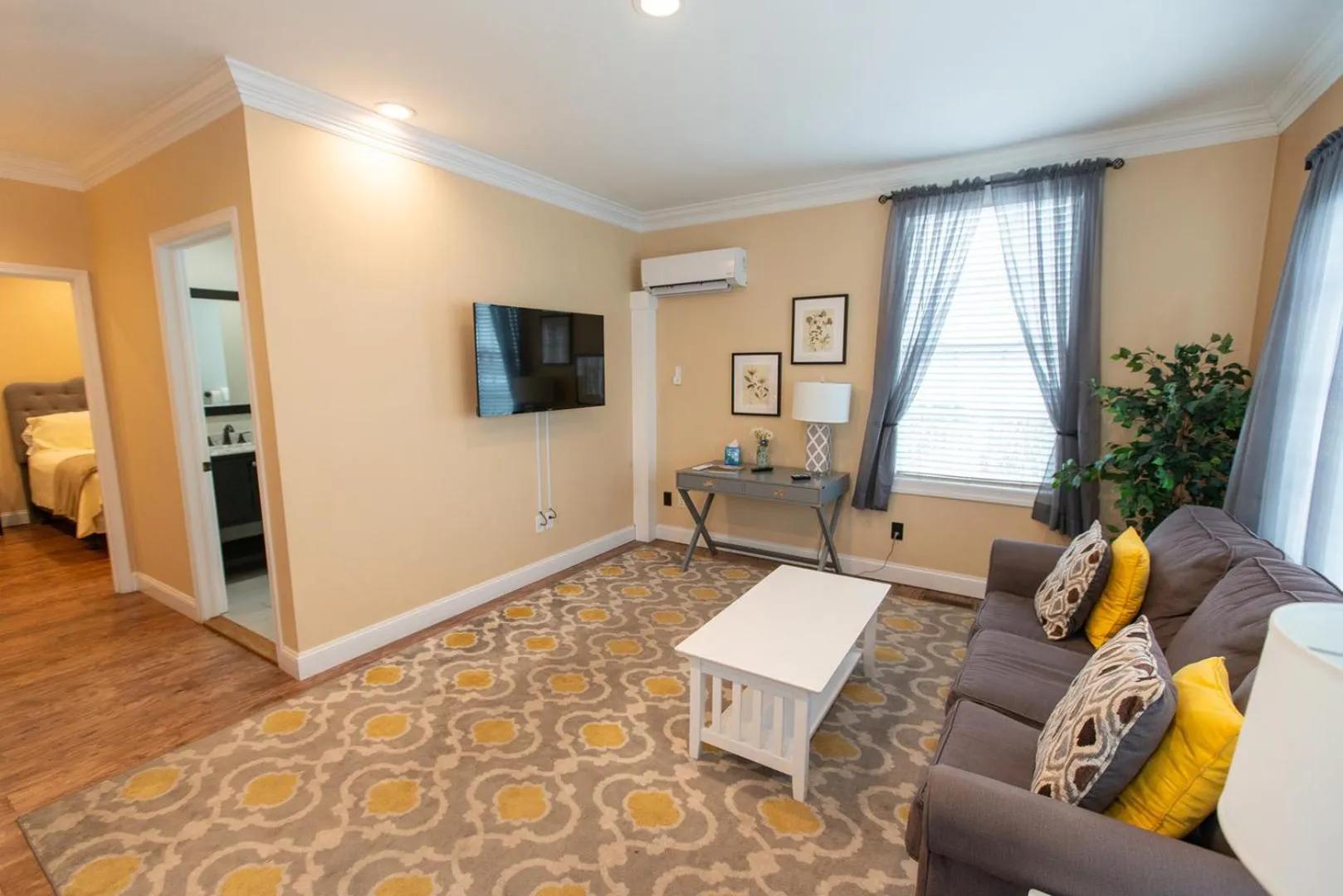 TV and multimedia in Howard's Creek Inn