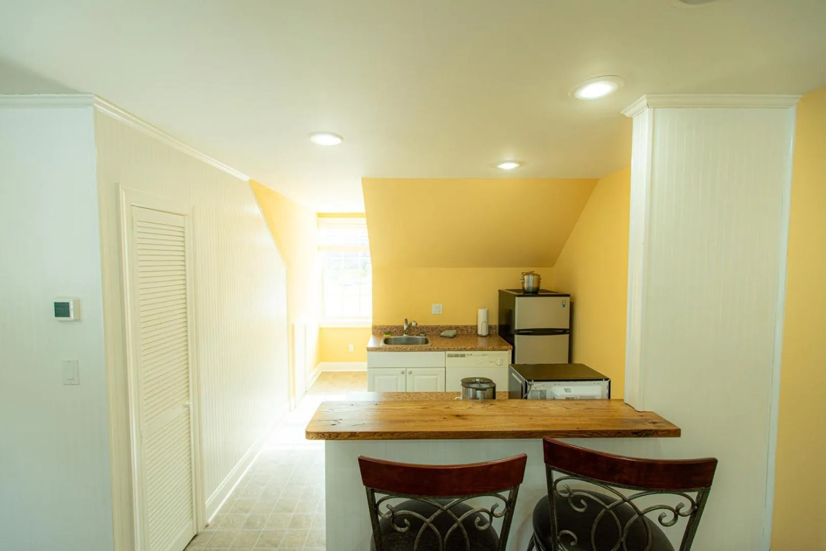 Kitchen or kitchenette in Howard's Creek Inn