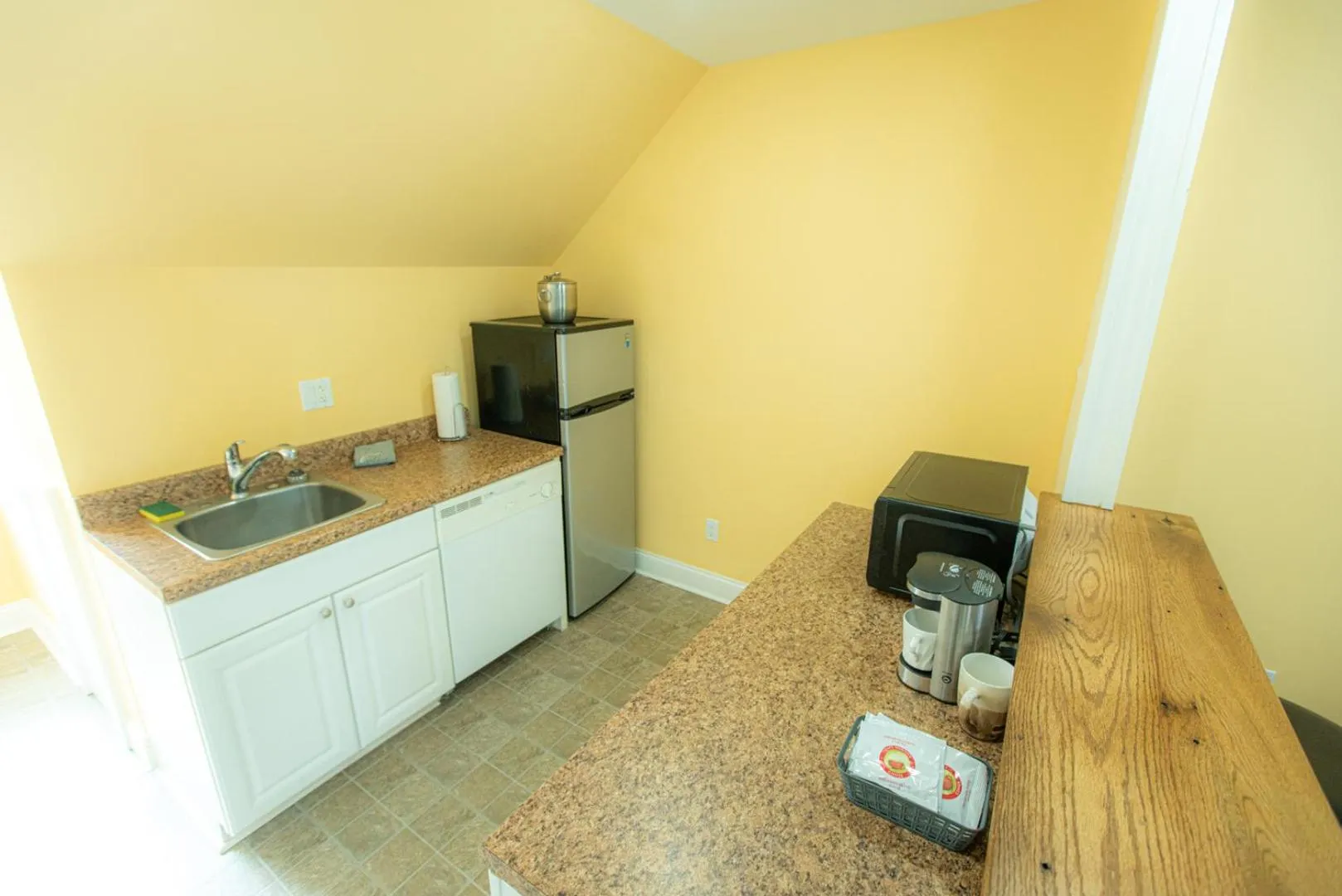 Kitchen or kitchenette in Howard's Creek Inn